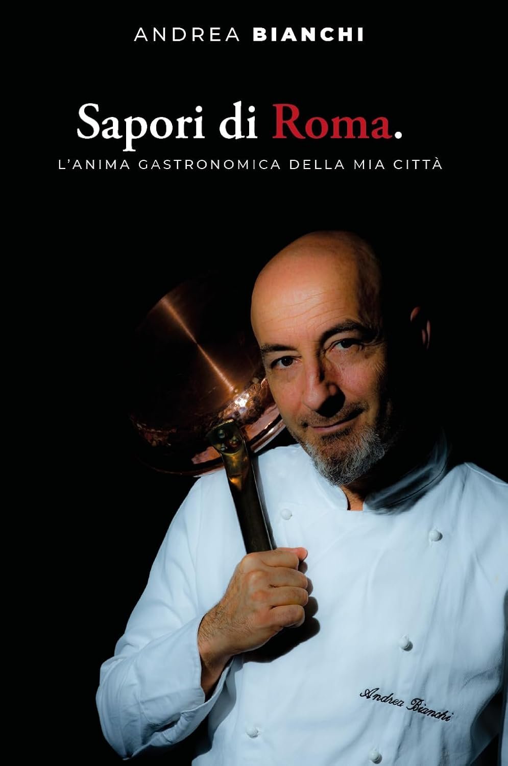 Copertina del libro 'Sapori di Roma' di Andrea Bianchi, con un chef che sorride mentre tiene un mestolo di rame.