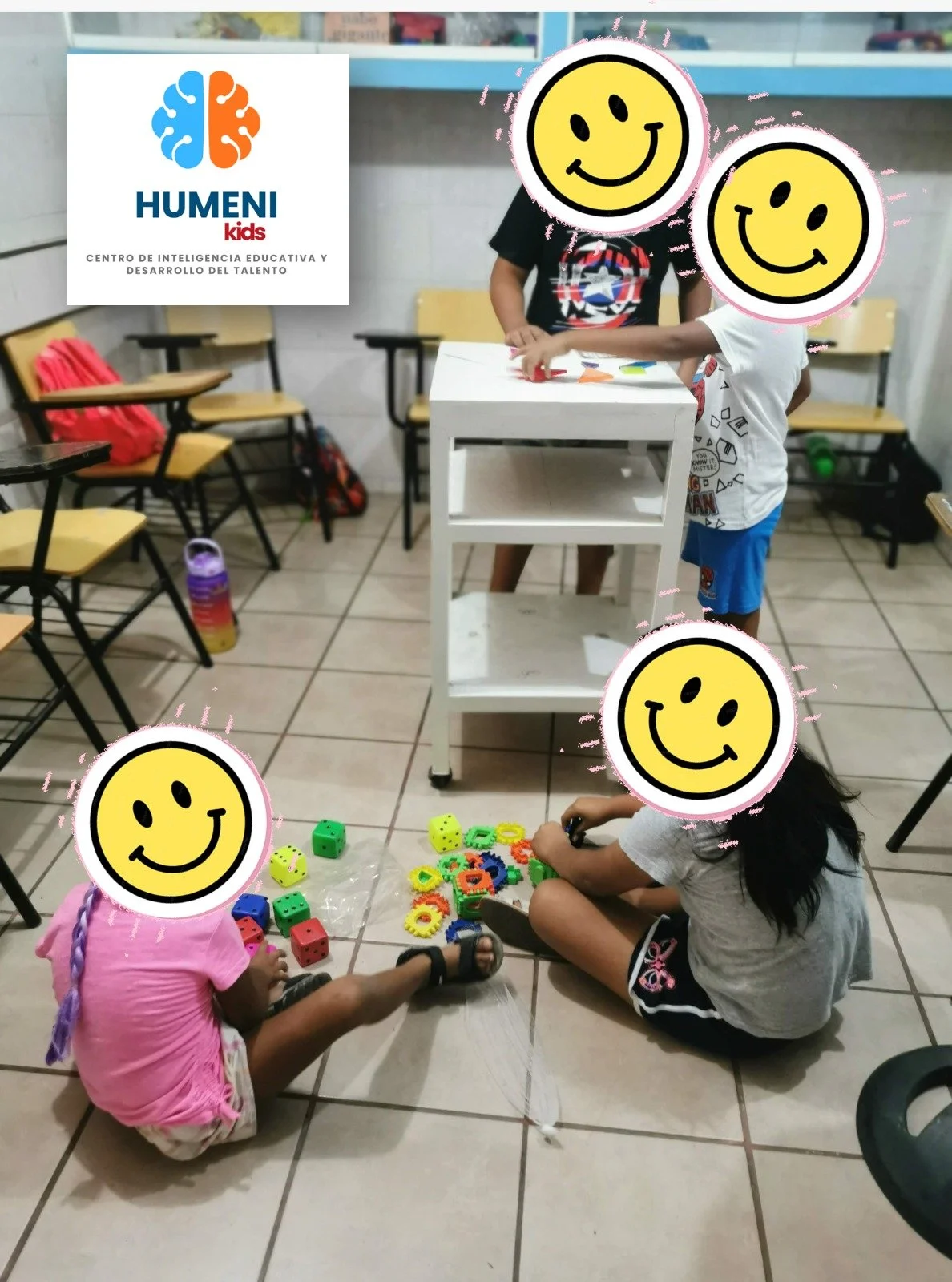 Niños jugando con bloques y engranajes en un aula, con entretenimiento y actividades educativas, en un centro de educación infantil llamado HUMENI Kids.