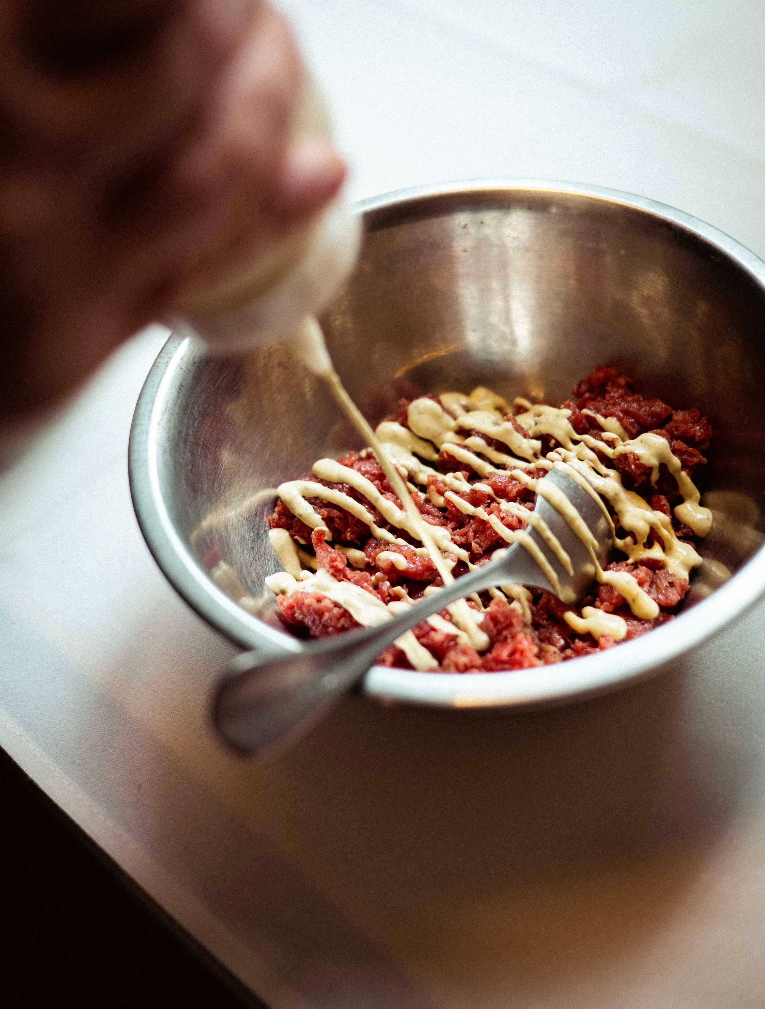 Steak tartaar die wordt gemaakt