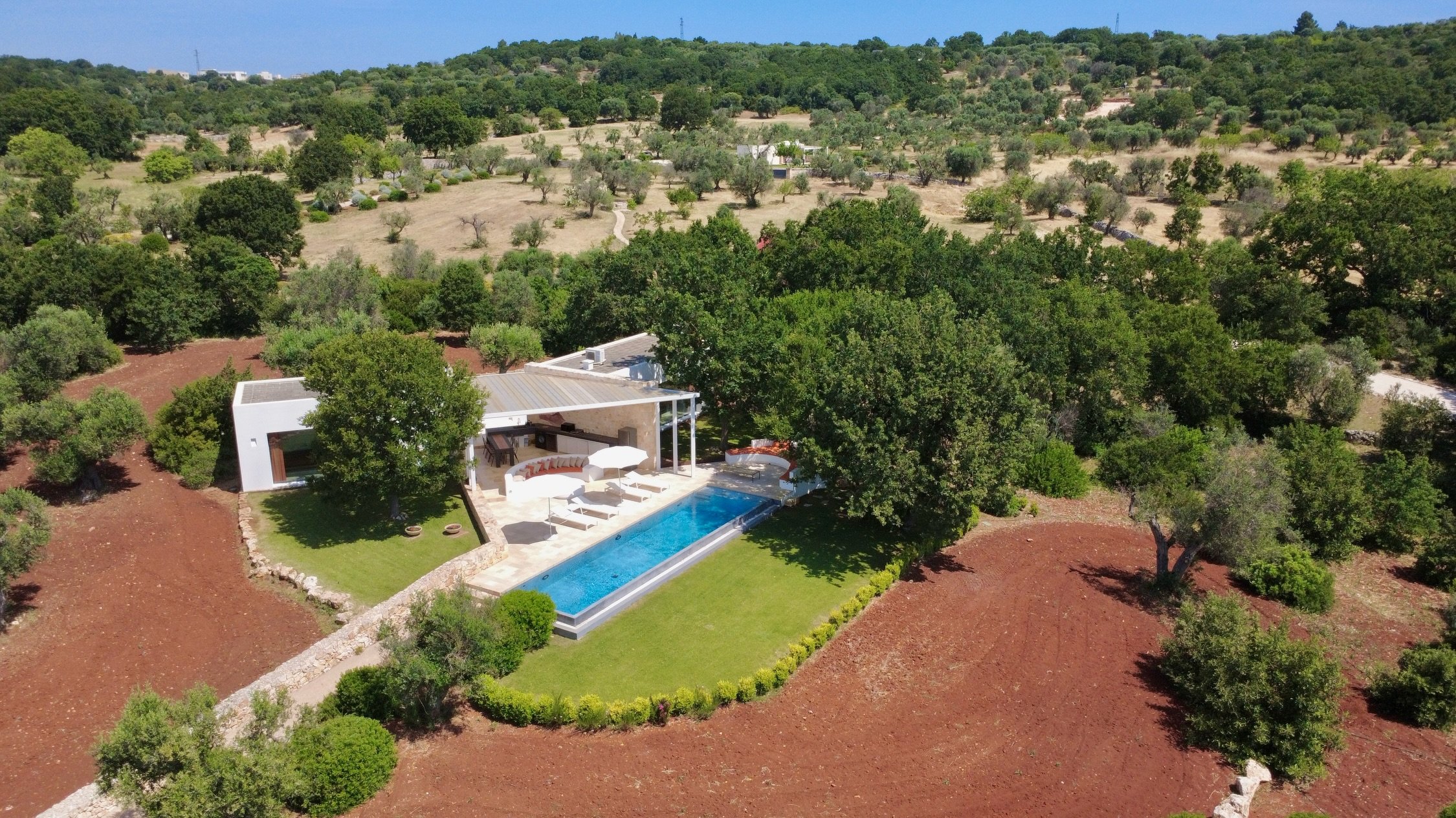 Entour&eacute; d&rsquo;oliviers, de vignes et de nature, Le Ali Bianche 2 offre un autre rythme, loin de l&rsquo;agitation, au c&oelig;ur de la vall&eacute;e d&rsquo;Itria.
________

Surrounded by olive trees, vineyards and nature, Le Ali Bianche 2 o