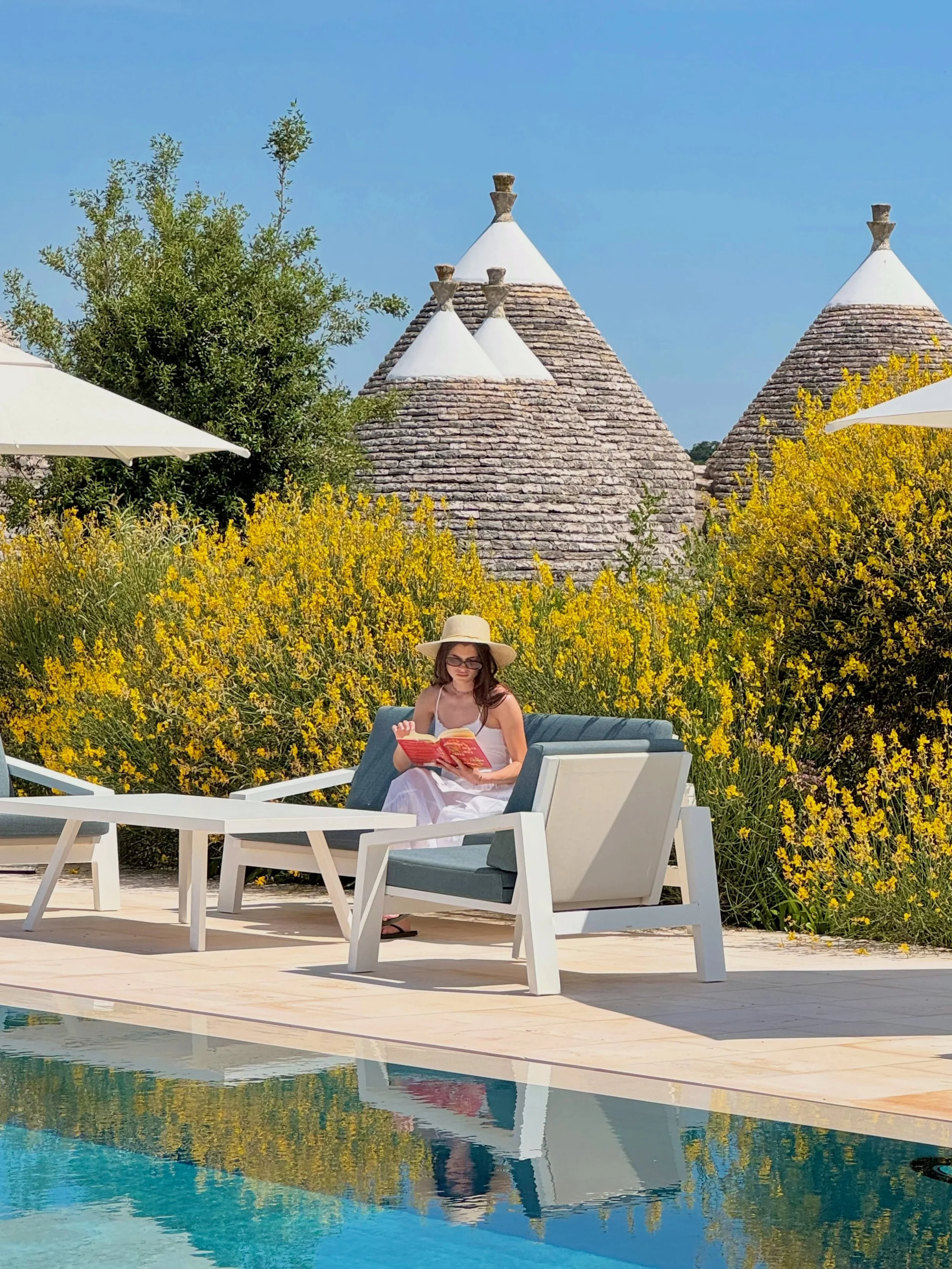 Les trulli, le ciel bleu et le soleil des Pouilles... Les vacances peuvent commencer &agrave; Le Ali Bianche.
_______
Trulli, blue skies and Puglian sunshine... Let the holidays begin at Le Ali Bianche.

#lealibianchepuglia #beautifuldestinations #su