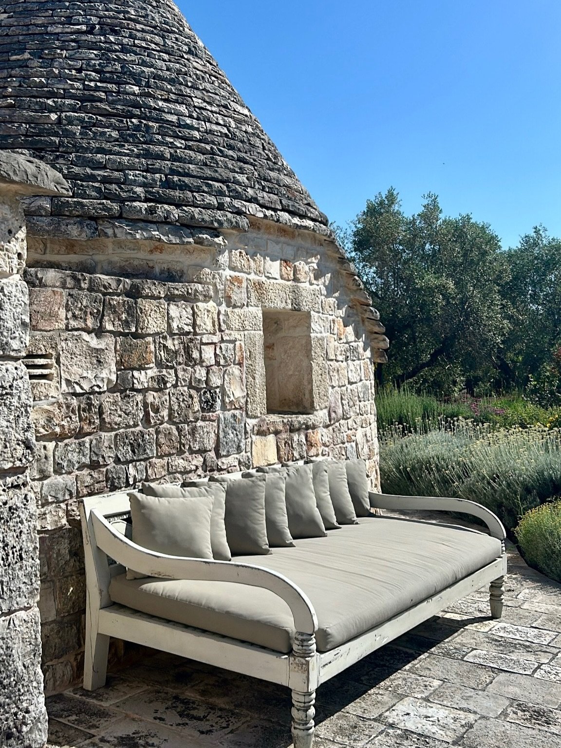 Une parenth&egrave;se au c&oelig;ur des Pouilles...
D&eacute;couvrez l&rsquo;un de nos trulli, o&ugrave; charme traditionnel et confort moderne se rencontrent.
Le Ali Bianche.
_______
A retreat in the heart of Puglia...
Discover one of our trulli, wh