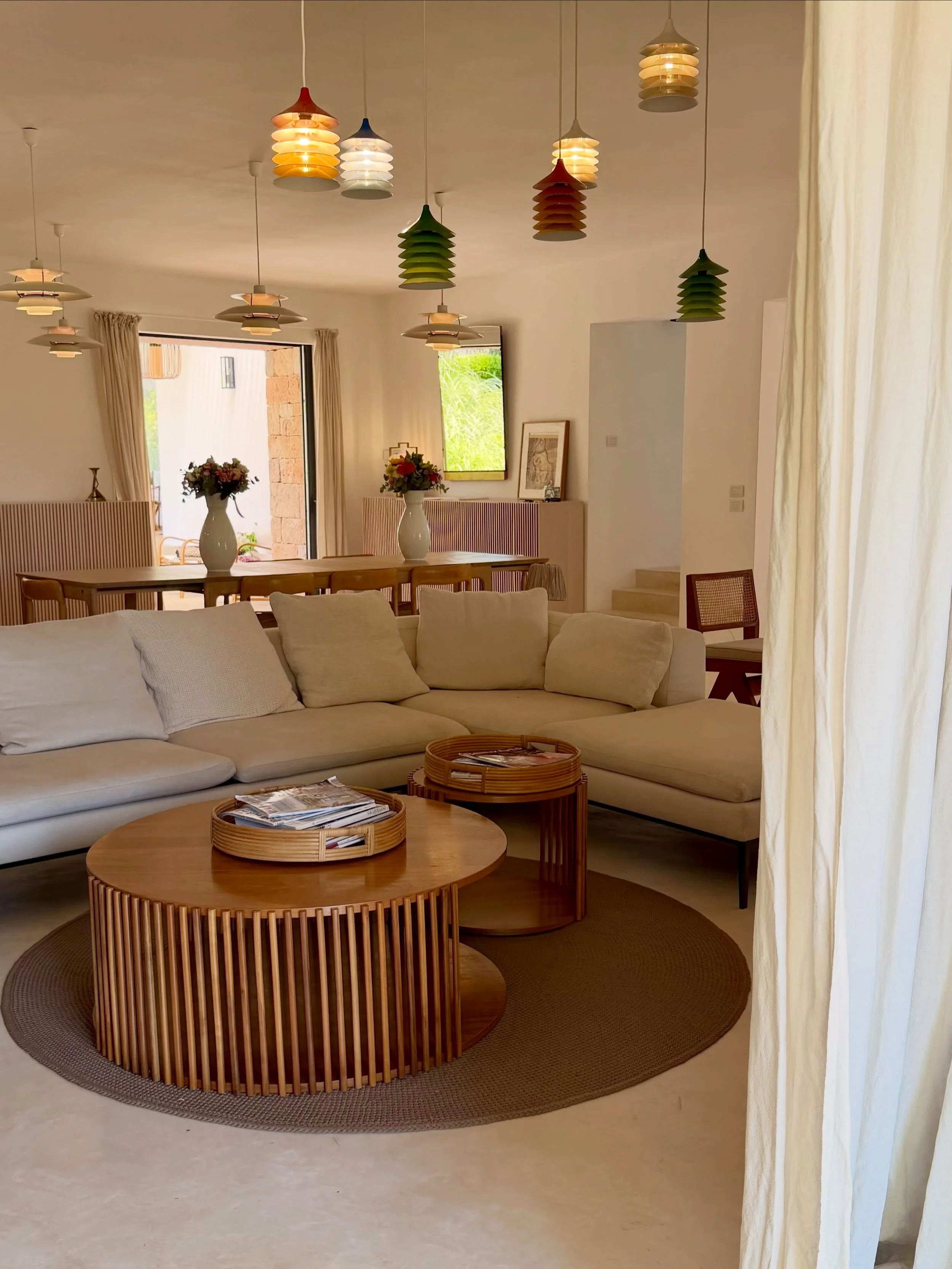 Un espace o&ugrave; le confort rencontre l&rsquo;authenticit&eacute;.
Pens&eacute; pour ralentir, partager et profiter pleinement de chaque instant, le salon de Le Ali Bianche est une invitation &agrave; vivre les Pouilles autrement.
_______
A space 