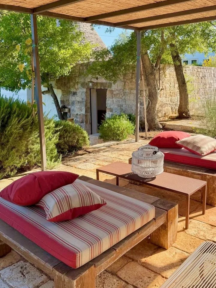 Des espaces pens&eacute;s pour ralentir.
Prenez le temps de vous installer, de profiter du soleil et de savourer la douceur de vivre des Pouilles.
Le Ali Bianche.
_______
Spaces designed for slowing down.
Take a moment to unwind, soak up the sunshine