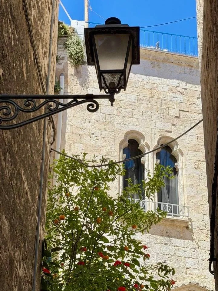 Une journ&eacute;e &agrave; Bari, c&rsquo;est l&rsquo;occasion de d&eacute;couvrir une autre facette des Pouilles.
Fl&acirc;nez dans les ruelles de la vieille ville, observez les nonne pr&eacute;parer les c&eacute;l&egrave;bres orecchiette devant leu
