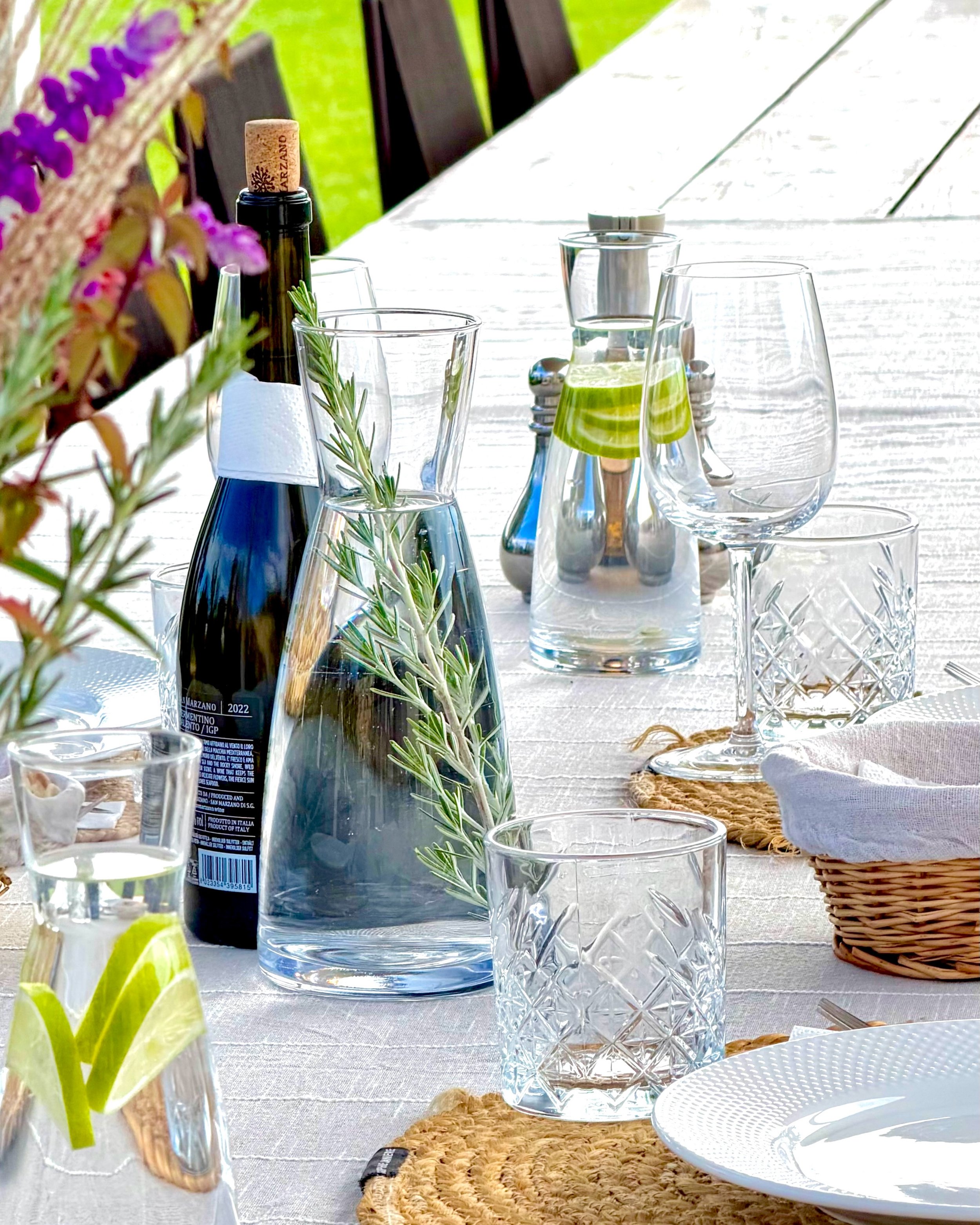 Une lanterne &agrave; l&rsquo;entr&eacute;e, une table dress&eacute;e sous les arbres, la lumi&egrave;re qui filtre &agrave; travers les oliviers.

 Ce sont ces petits d&eacute;tails, souvent invisibles au premier regard, qui donnent &agrave; Le Ali 