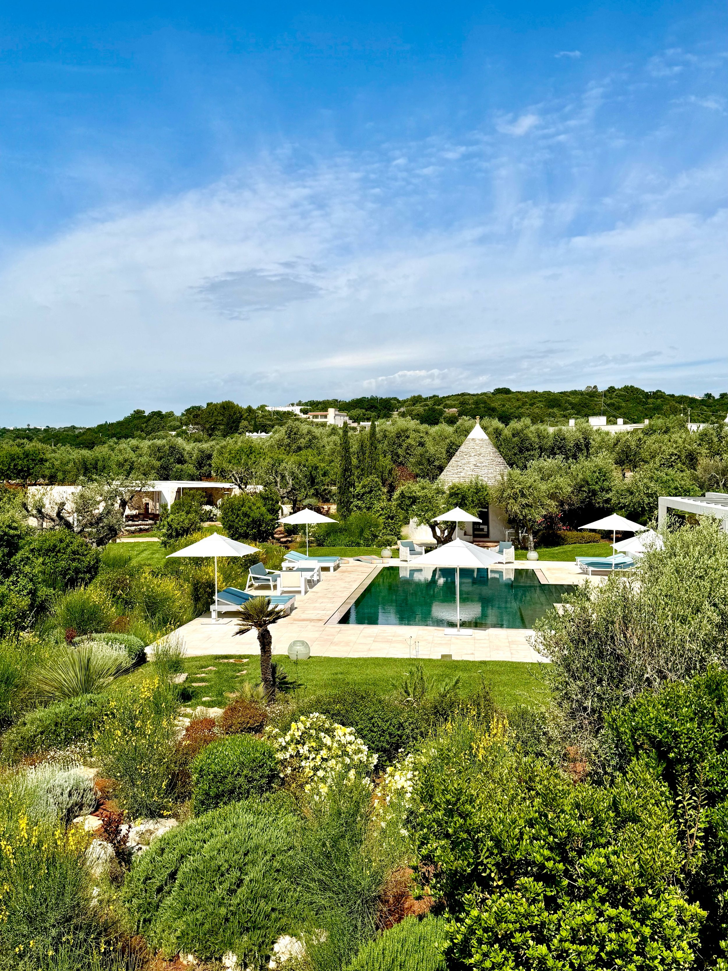 Un trullo centenaire, des hectares d&rsquo;oliviers, une piscine &agrave; d&eacute;bordement face &agrave; la campagne des Pouilles.

Ces toits en pierre, typiques des Pouilles, racontent &agrave; eux seuls l&rsquo;histoire de cette terre.

&Agrave; 