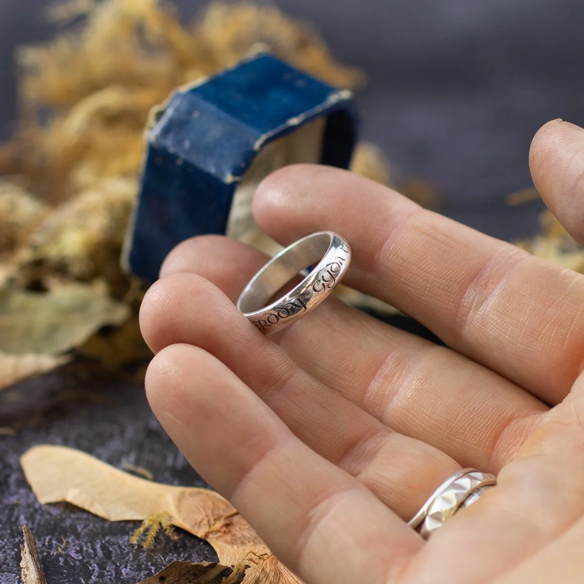 welsh phrase engraved silver ring 0.jpg