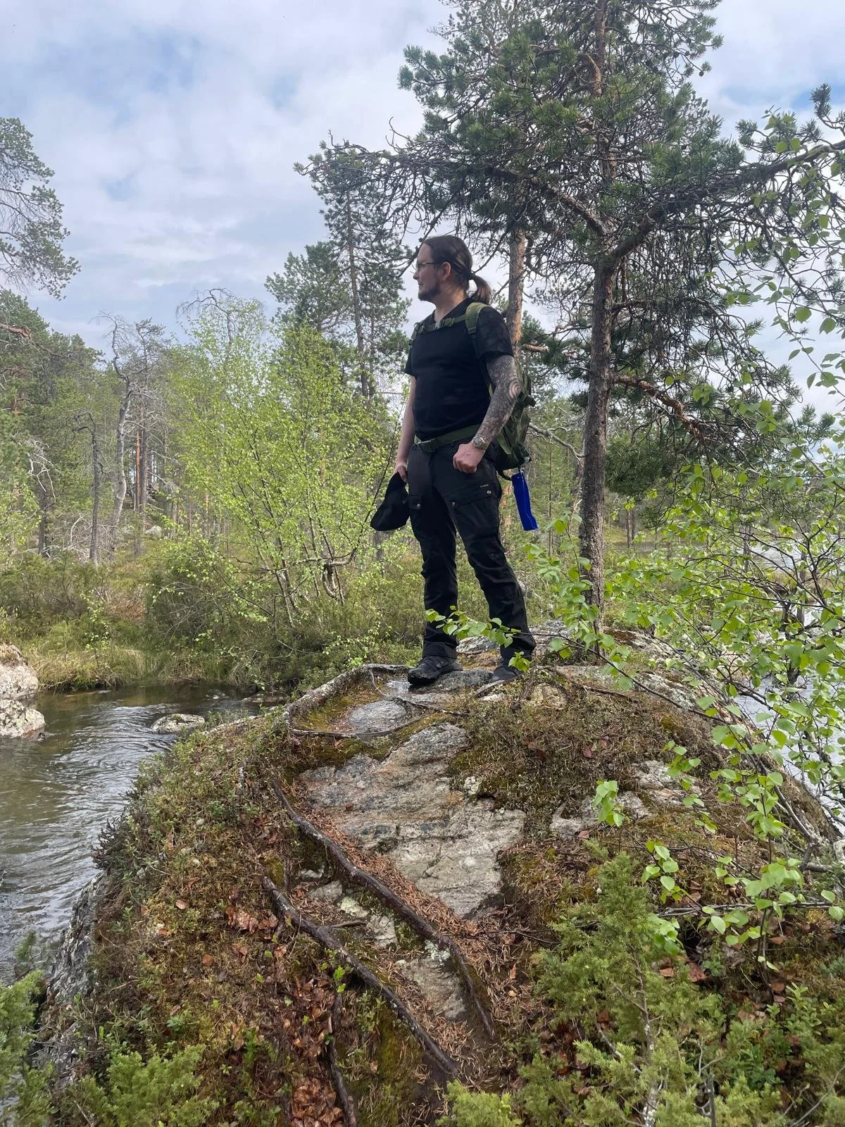 Eduskuntavaaleissa 2027 ehdolla oleva Oskari Adler Lapin maisemissa, tunturipuron vierellä