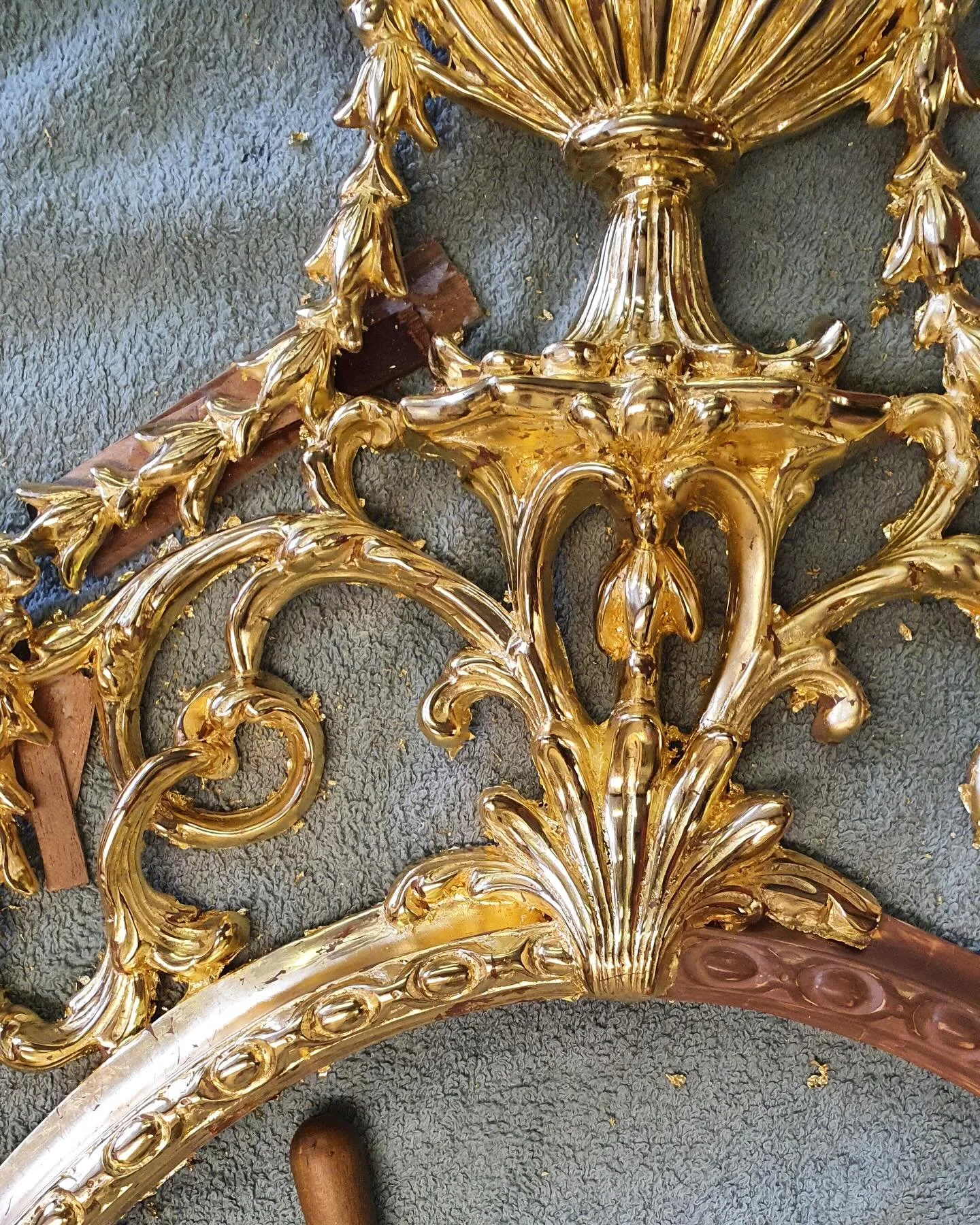 There is something truly remarkable about the depth and brilliance of traditional water gilding.
A technique that has been used for centuries, water gilding involves applying delicate gold leaf over a carefully prepared gesso and clay bole surface. O