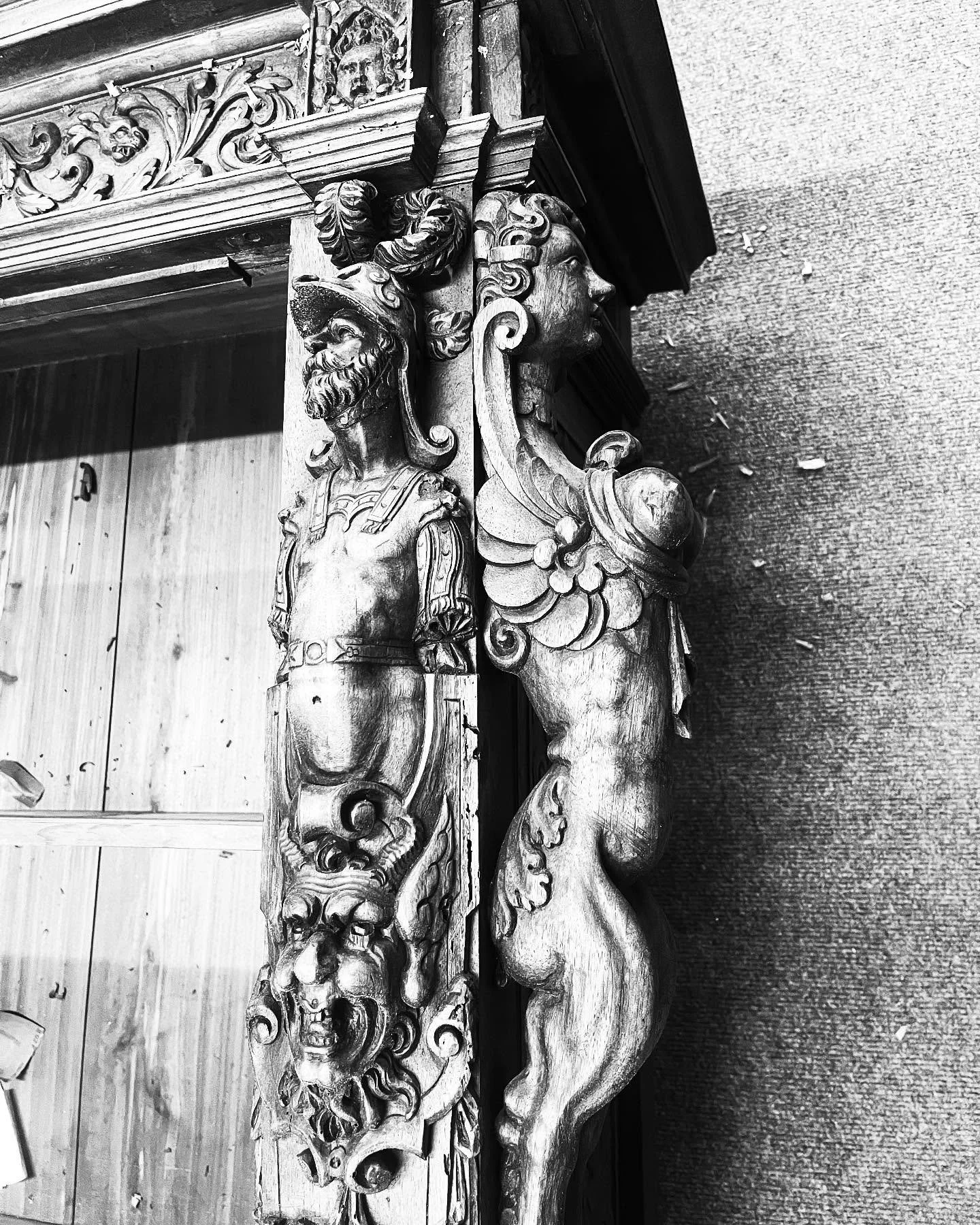 Hand-carved details like these are a reminder of the skill and patience that went into traditional furniture making. Every carving tells a story, and careful restoration helps preserve that story for future generations.
#AntiqueCabinet #FurnitureRest
