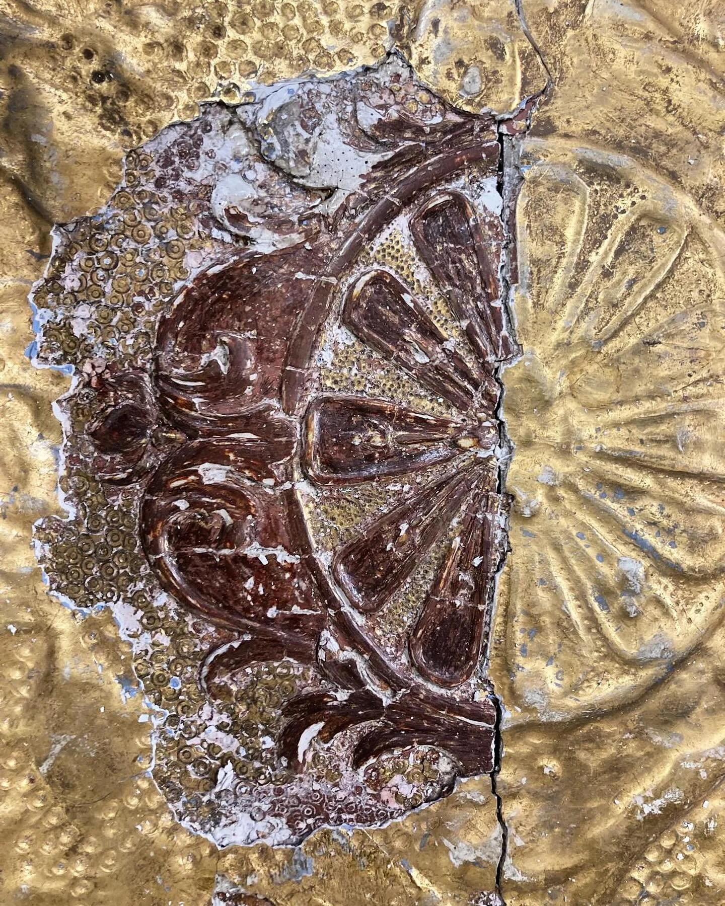 Original gilded gesso surfaces carry centuries of history. The subtle wear, fine craquelure and gentle patina all tell the story of an object&rsquo;s life. Unfortunately, many historic pieces have been over-gilded during previous restorations, maskin