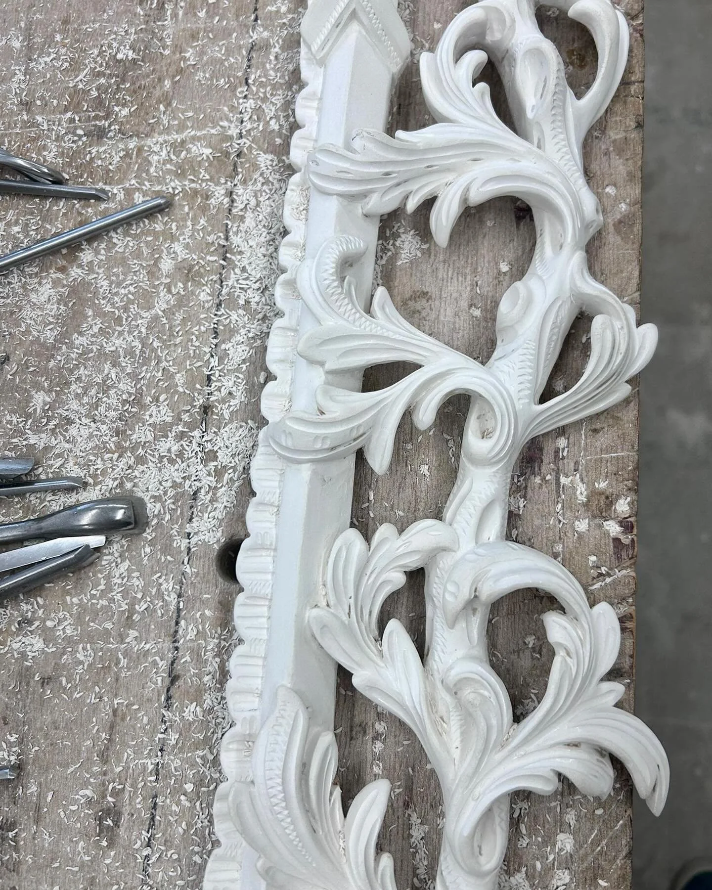 Before gilding begins, the gesso surface provides the foundation for every detail. Once fully cured, it can be carefully cut and refined to sharpen mouldings, define ornament, and restore crisp transitions that will later be highlighted by gold leaf.