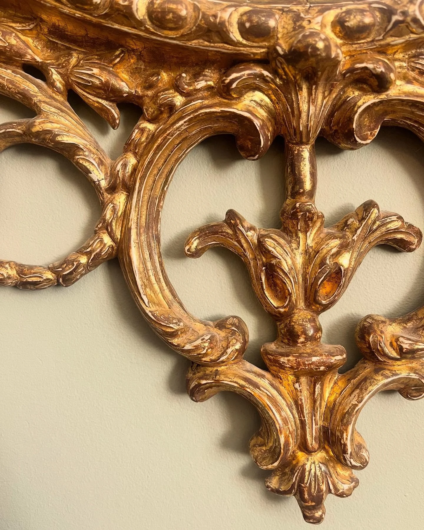 ✨ The beauty is in the details.
Close up, a gilded finish reveals so much more than just gold. Every burnished surface, delicate brushstroke and subtle texture tells the story of traditional craftsmanship and centuries-old techniques.
Whether restori