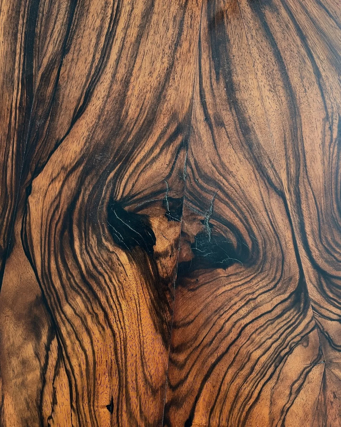 The Beauty Is in the Grain 🌳
Every piece of antique furniture tells a story through its wood grain.
From the sweeping figure of walnut to the rich, distinctive grain of mahogany, the natural character of the timber is one of the things that makes an