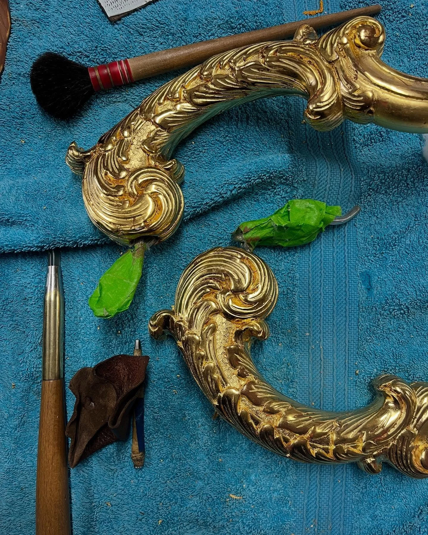 ✨ A glimpse behind the restoration ✨
A beautiful set of ornate decorative elements, carefully being brought back to life. From the intricate scrolling acanthus leaves and carved details to the rich gilded finish, every curve and texture tells a story