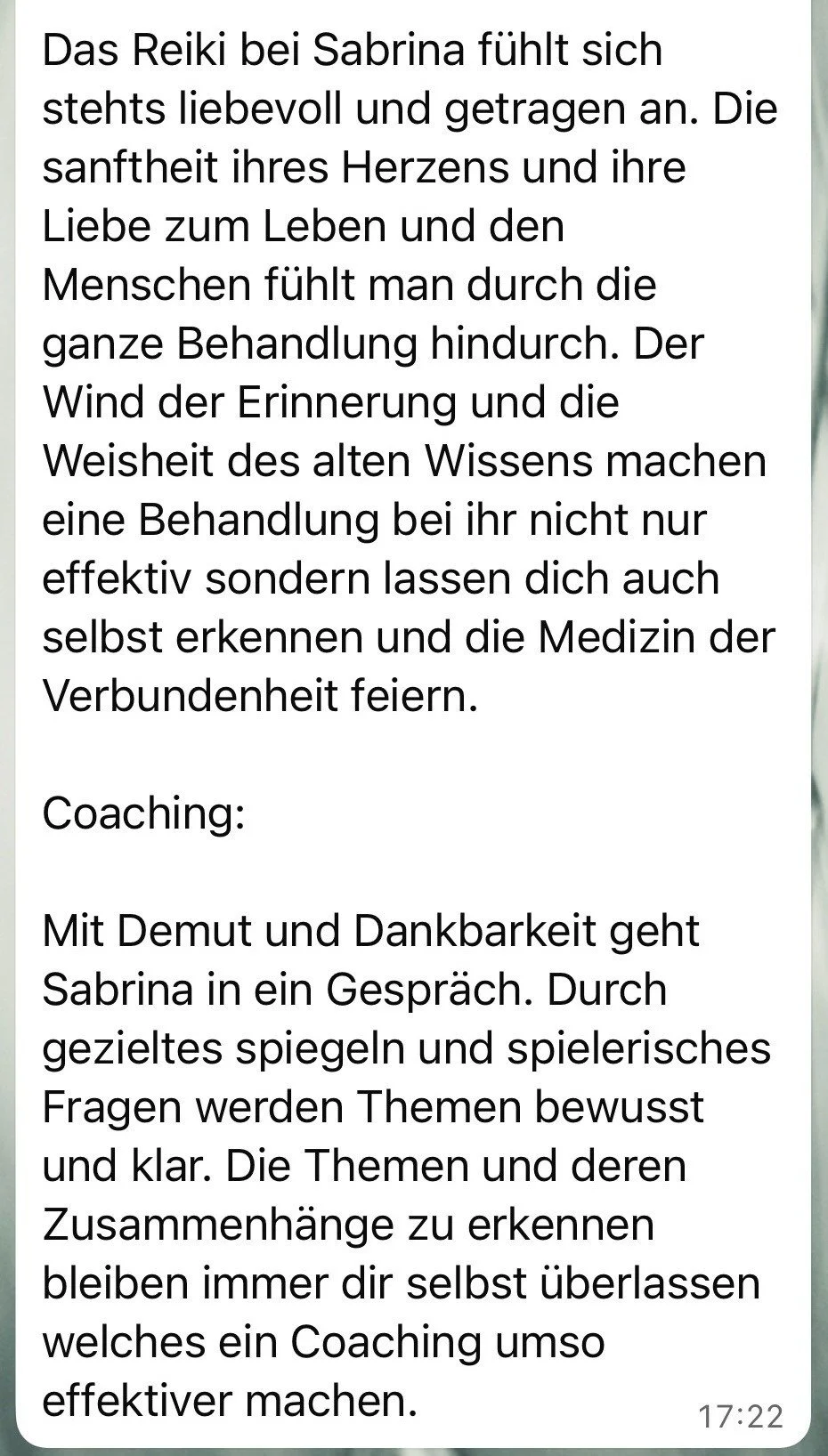 Text über die Bedeutung von Reiki bei Sabrina, die Achtsamkeit, Kindheit, Liebe und Medizin betont, sowie über Coaching durch Demut und Dankbarkeit.