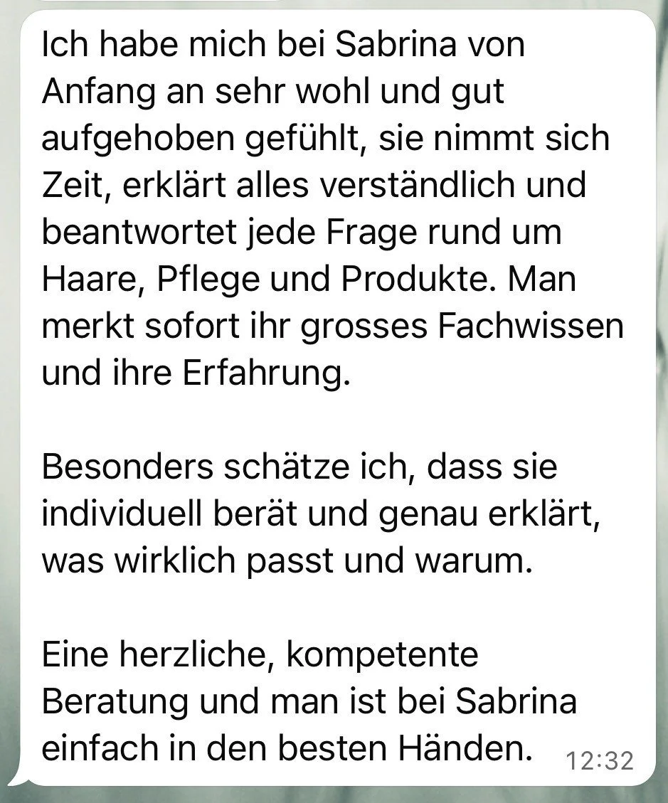 Screenshot einer Textnachricht über positive Erfahrungen mit Sabrina, inklusive Beratung bei Haarpflege, Produkten und individueller Beratung.