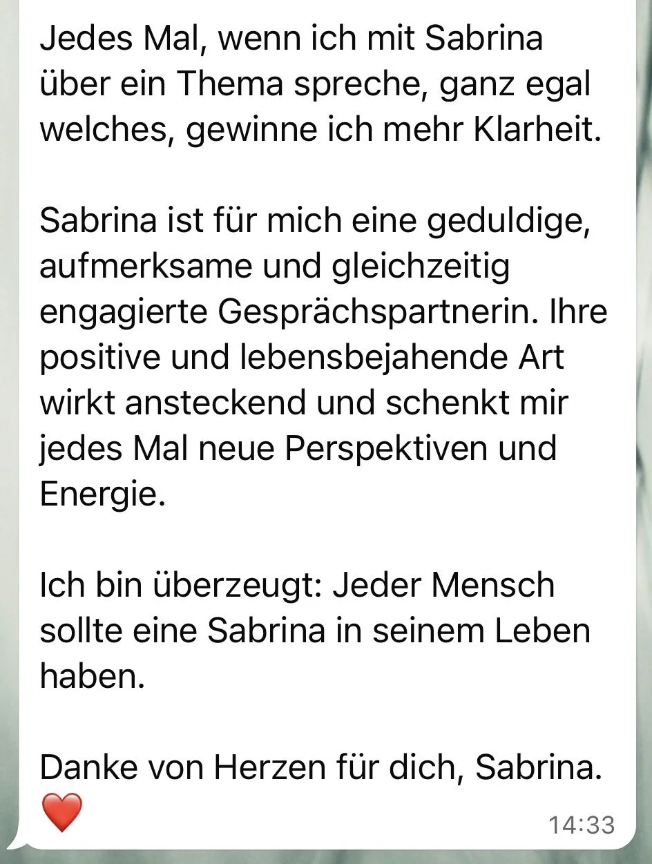 Ein Textausschnitt auf Deutsch, in dem eine Person Sabrina für ihre positive, lebensbejahende Art dankt, die Klarheit bringt und Energie schenkt, mit einem roten Herz am Ende.