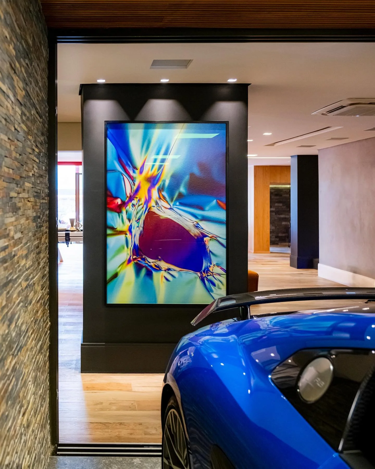 Que resultado difereciado! 🙌

Essa foi a minha primeira impress&atilde;o assim que que vi essas duas obras da s&eacute;rie Chromatic instaladas nesse pilar que fica logo entrada da sala de home theather no subsolo da casa do cliente, com acesso dire