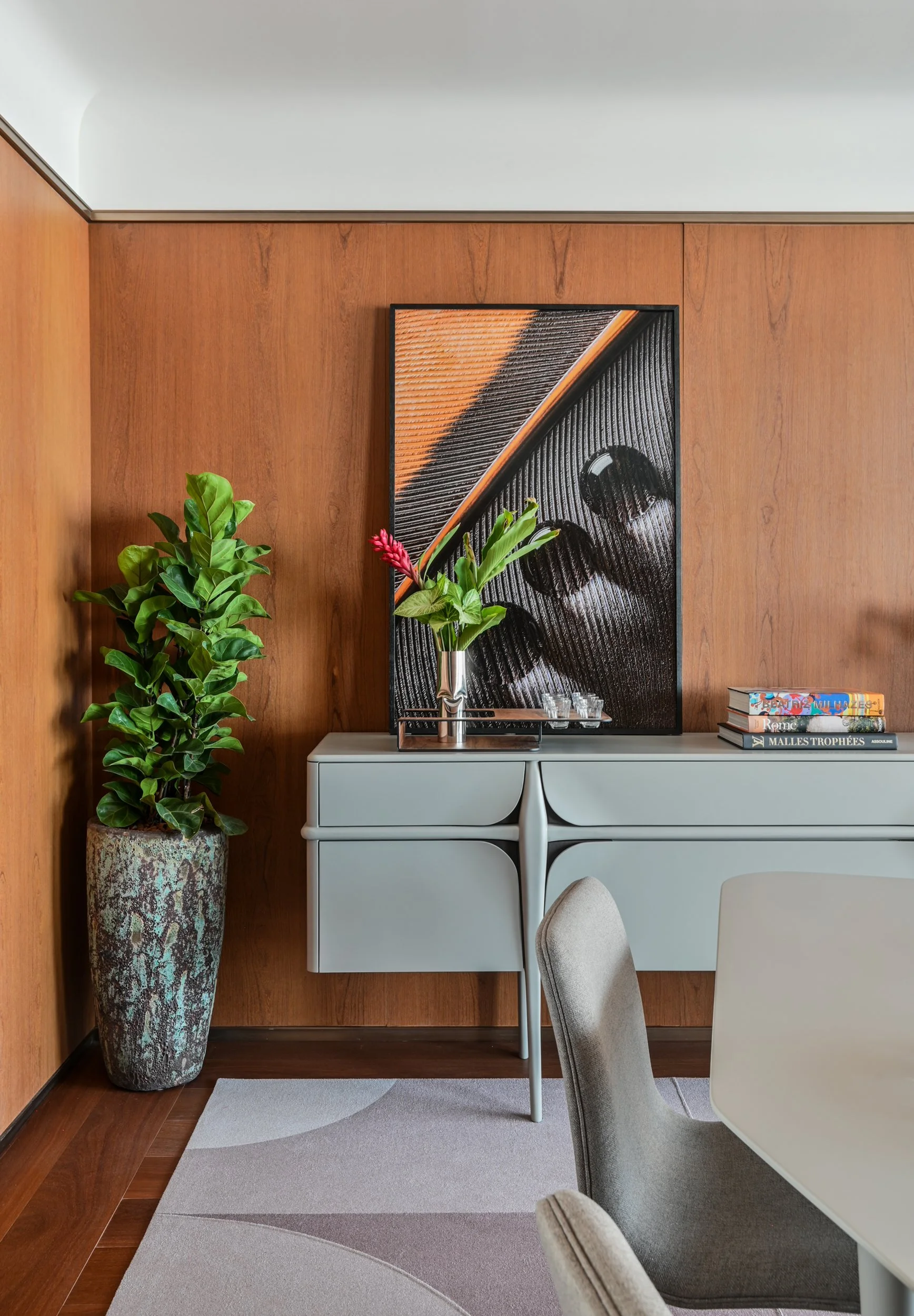 Obras da série Hidrofóbico de Bruno Militelli aplicado em projeto de decoração — fotografia macro em sala de estar de projeto residencial