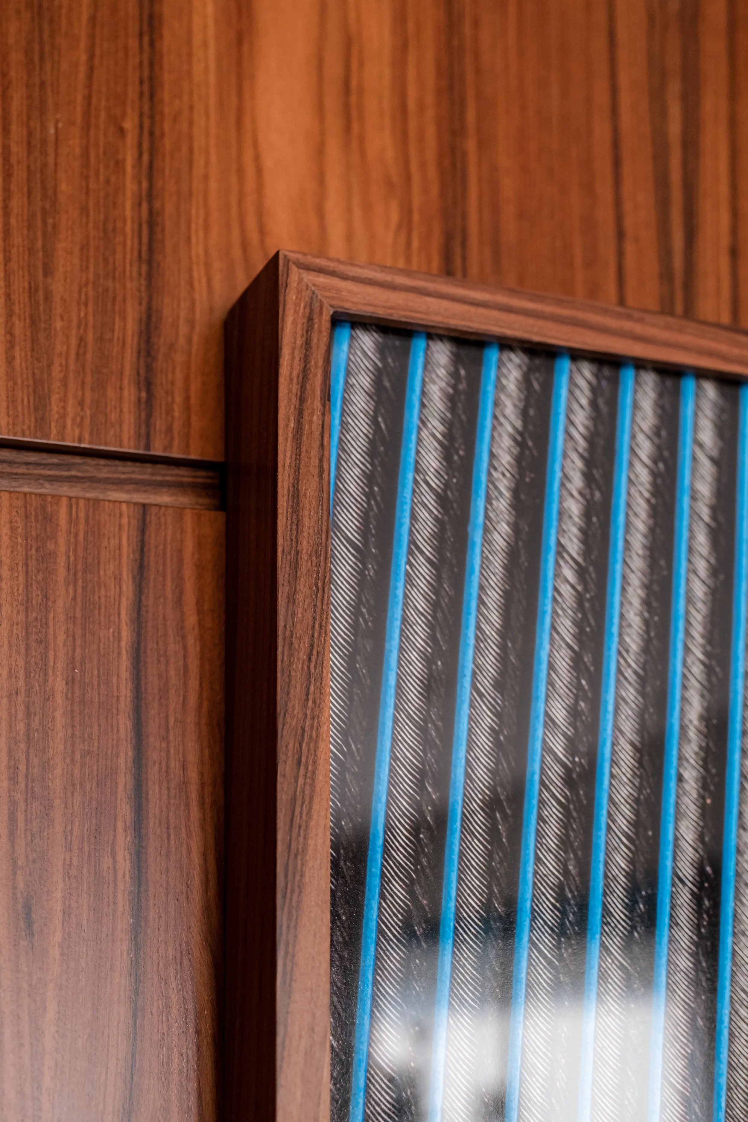 Detalhe de acabamento premium de quadro fine art no showroom de Bruno Militelli