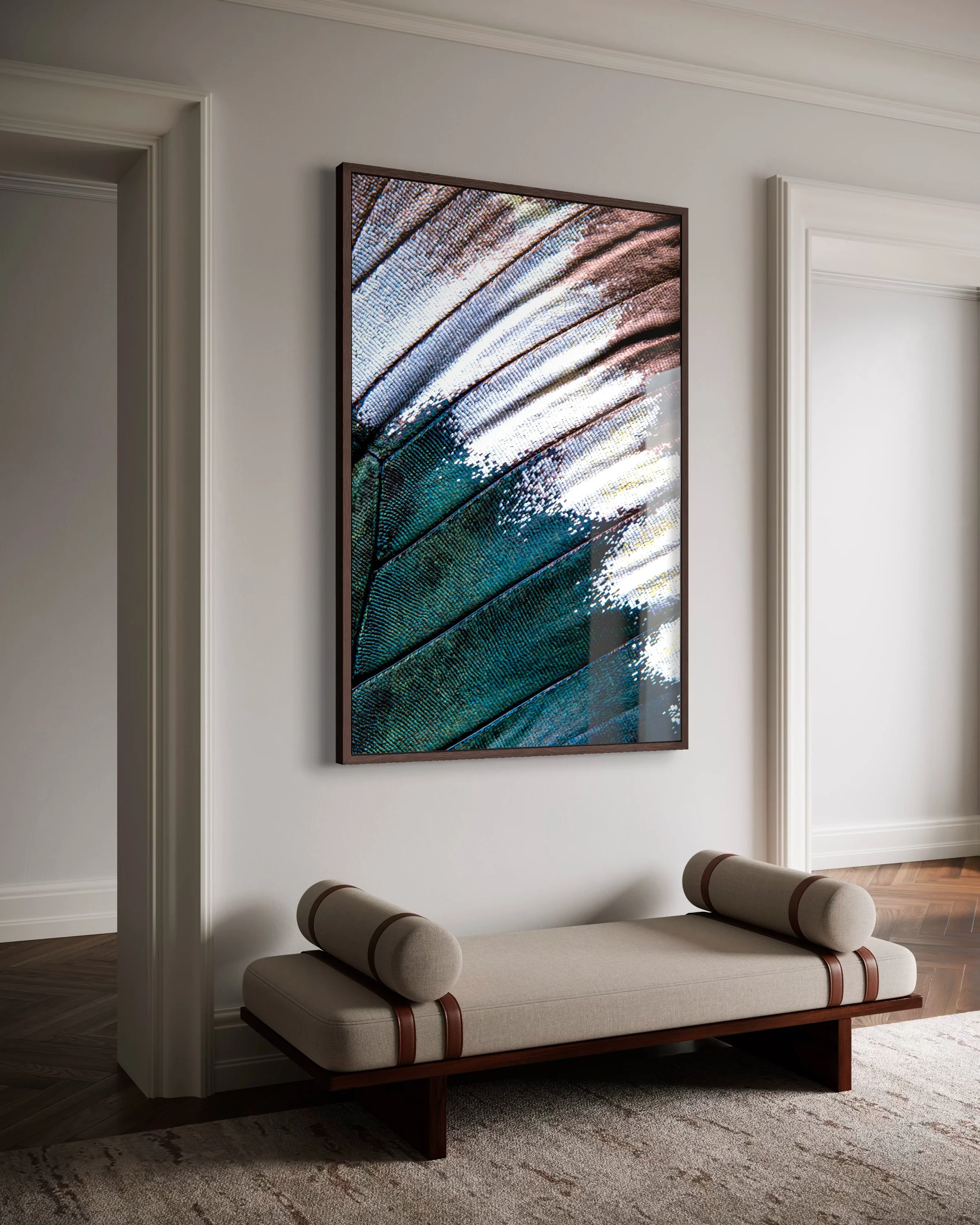 Sala de estar com sofá de madeira e almofadas, parede com quadro de arte abstrata, piso de madeira, cortinas na janela