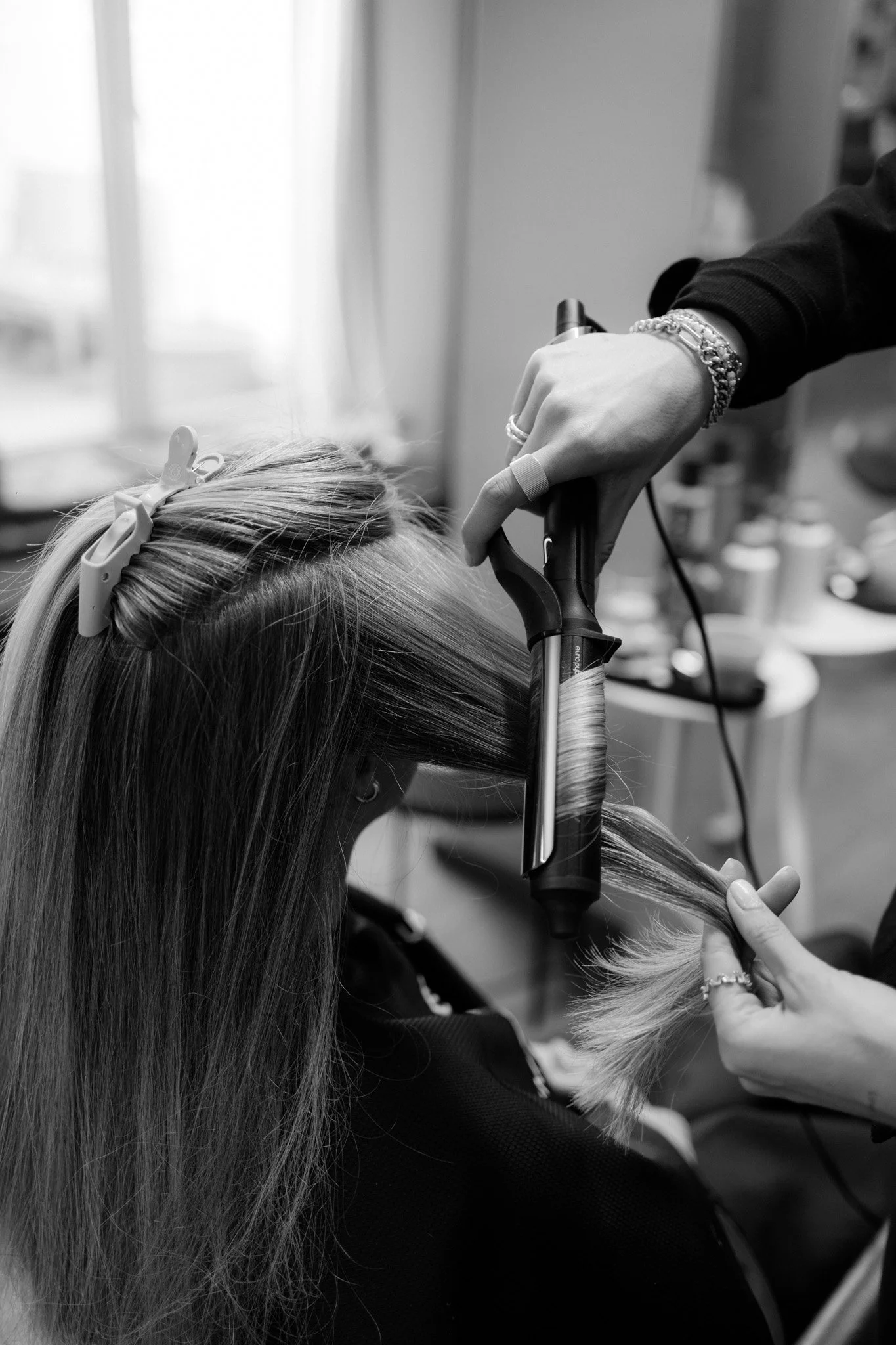 Friseurin färbt das Haar einer Kundin in einem Salon.
