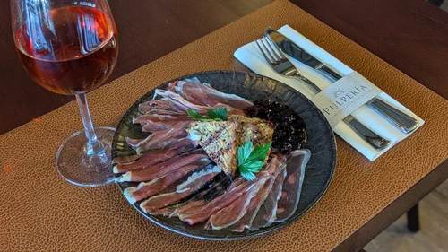 Carpaccio de Pato mit einem Glas Rosé