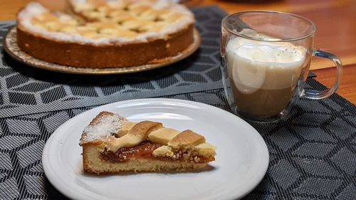 Pastafrola mit Quittenpaste und ein Milchkaffee