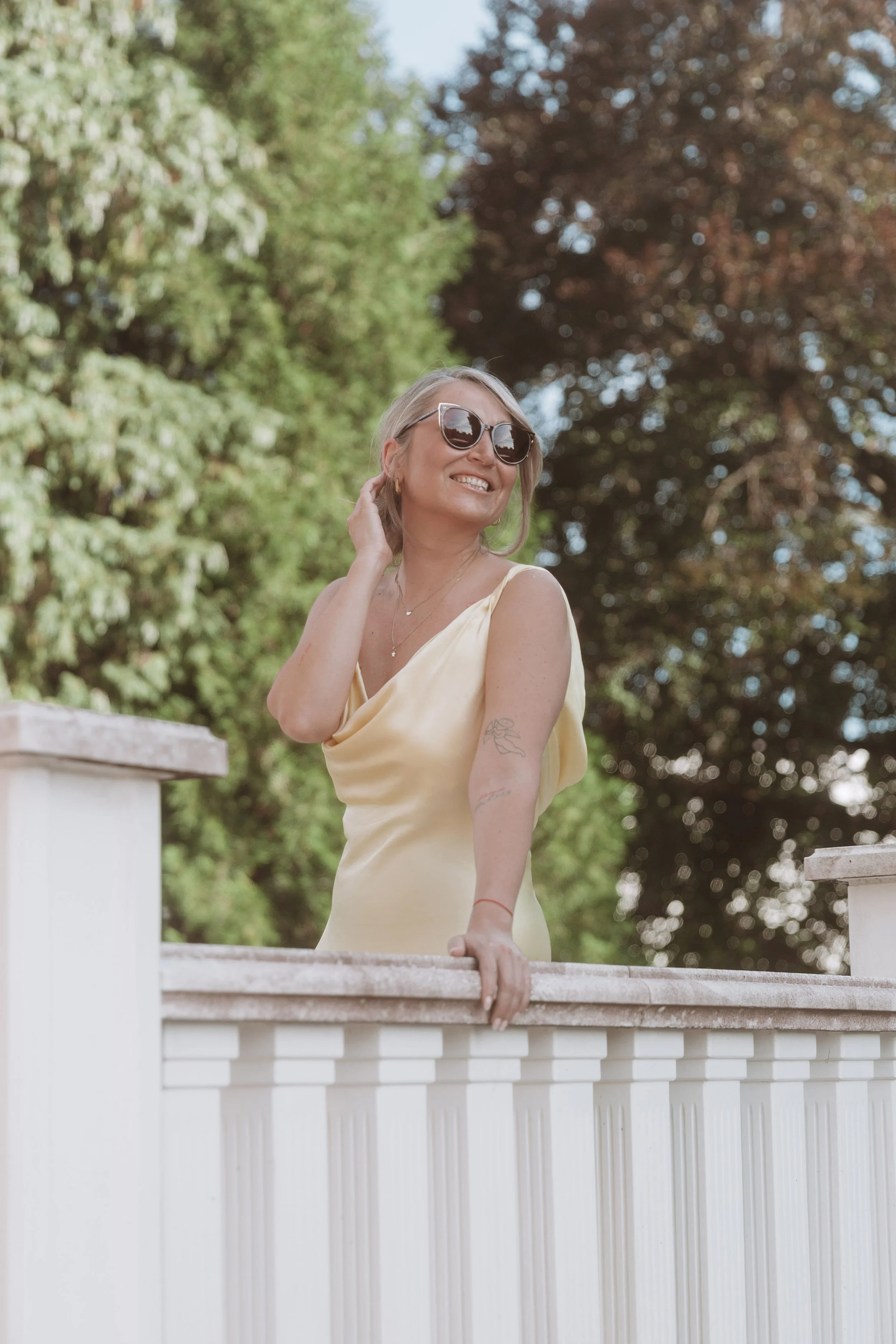 Portraitshooting draußen lachend im natürlichen Licht mit sommerlichen Kleid