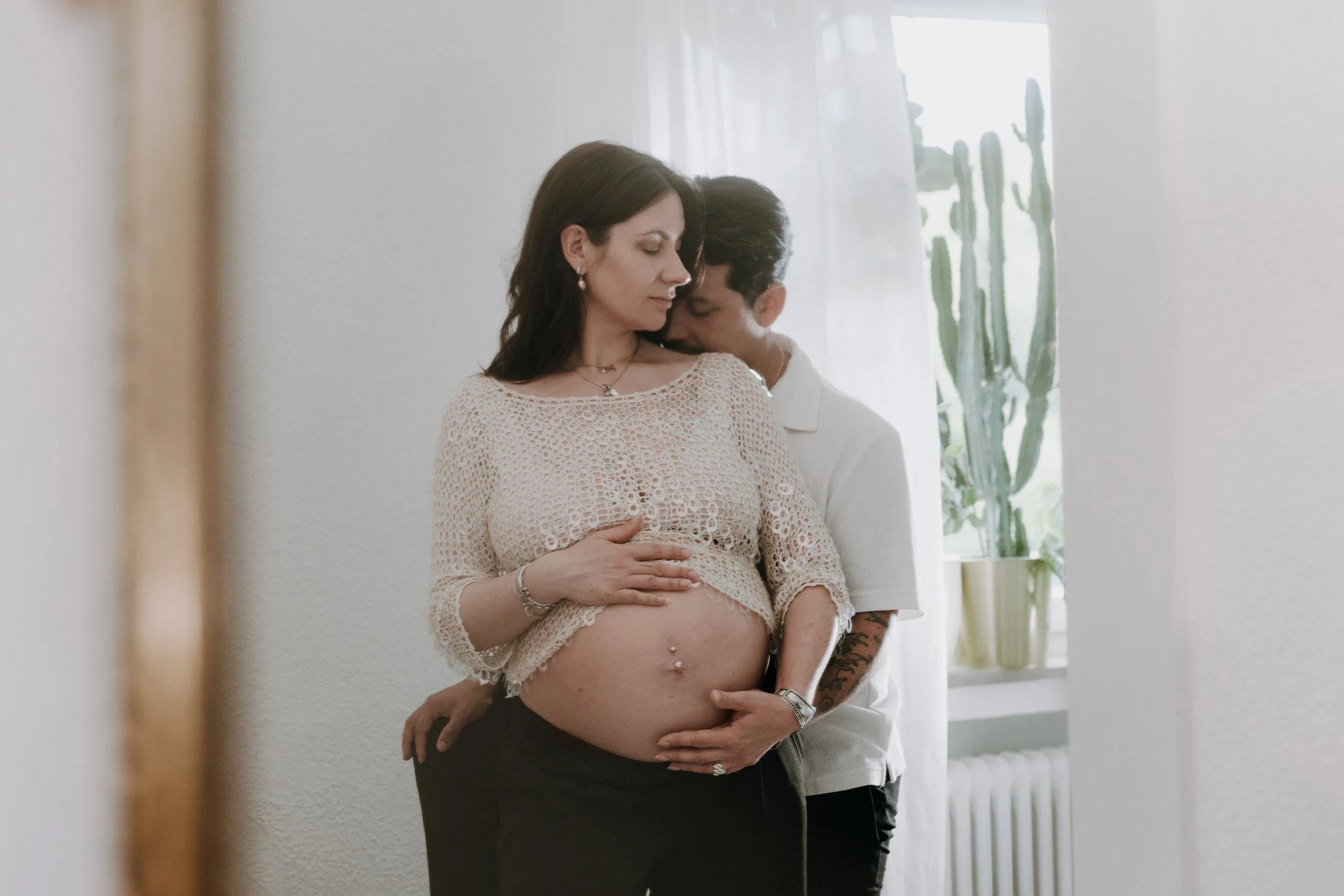 Babybauchshooting zu Hause Homeshooting - natürliches Licht - Mama und Papa