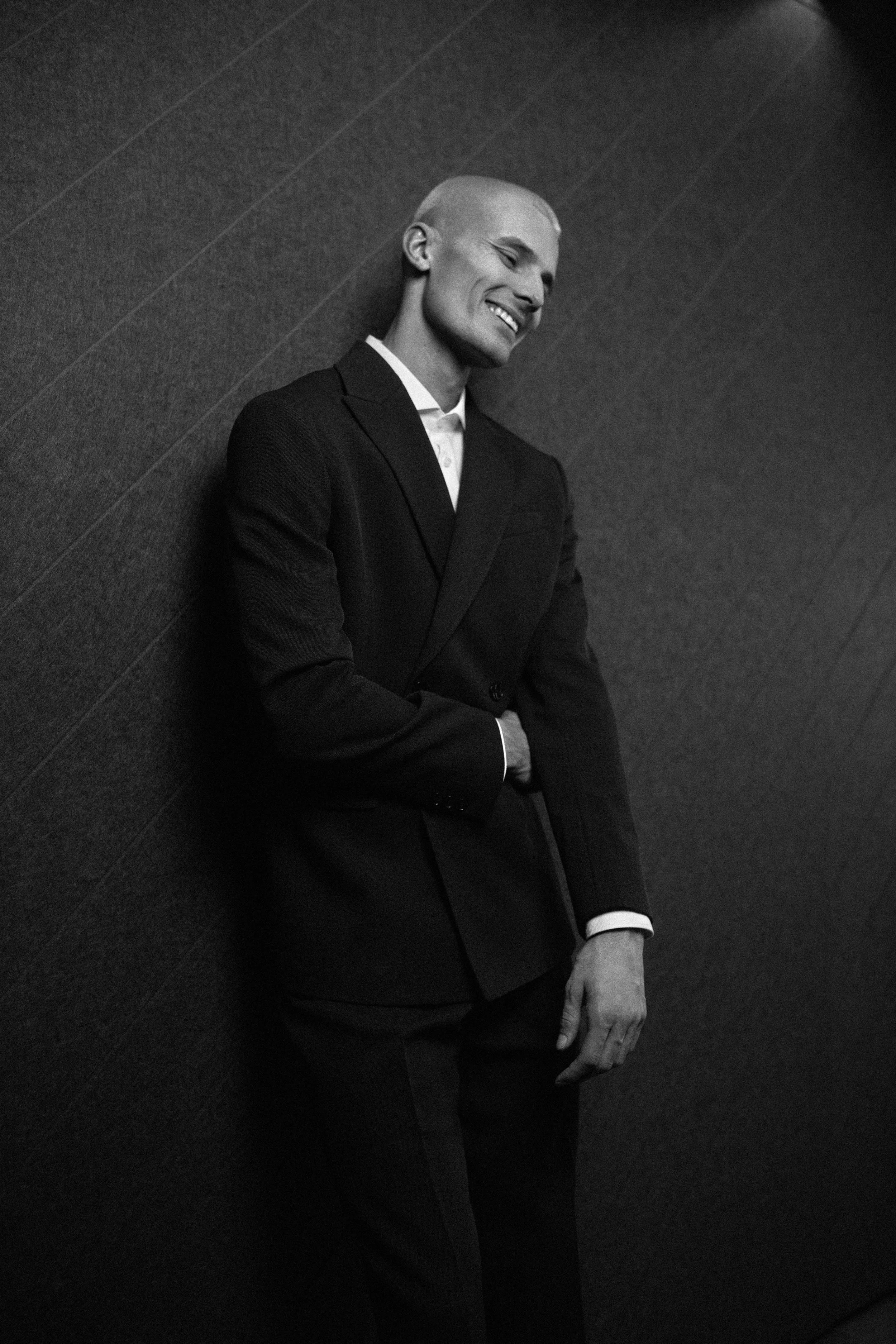 Business Bild Mann im Anzug lachend