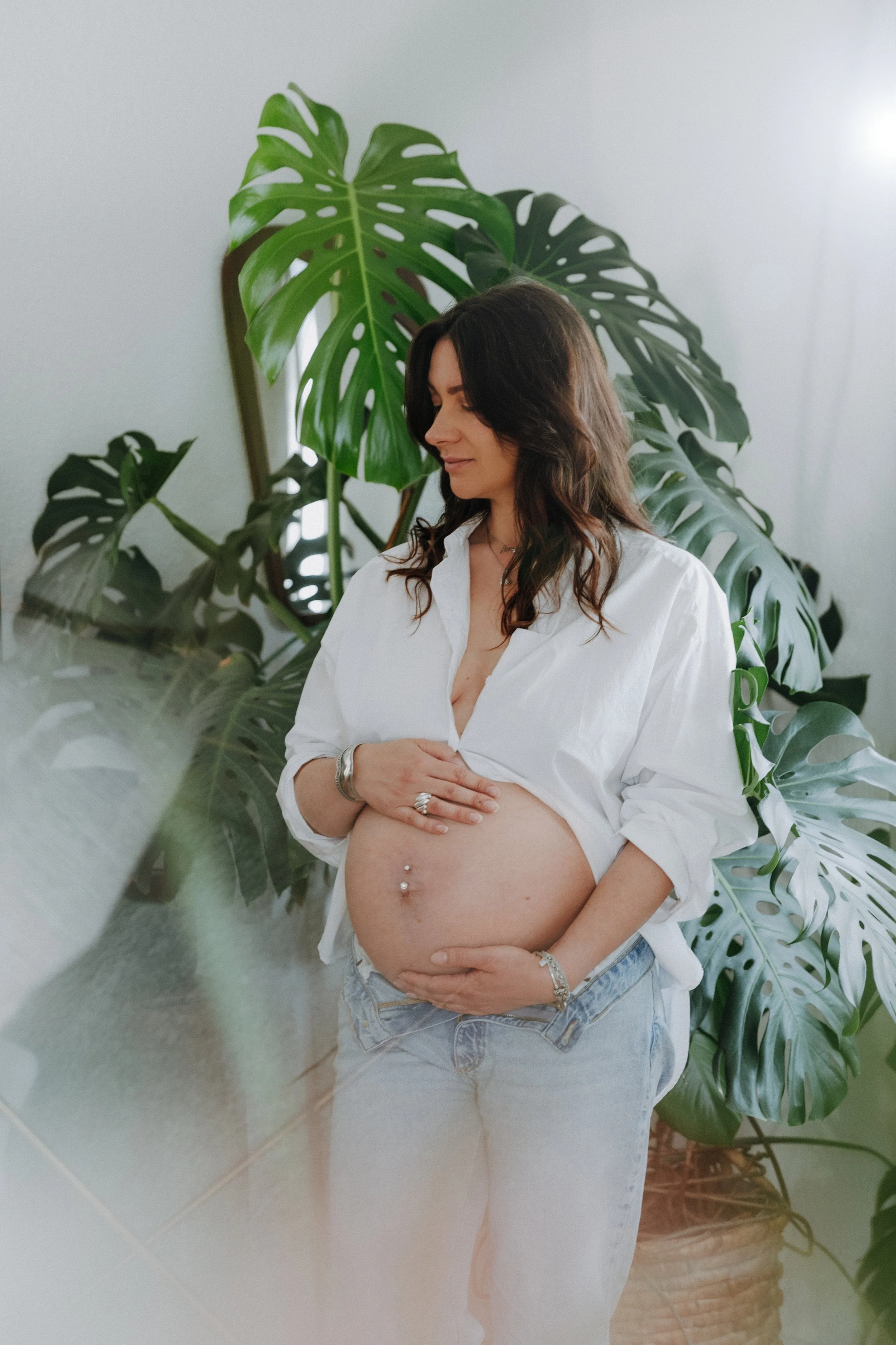 Schwangerschaft Babybauchshooting im Wohnzimmer Homeshooting mit natürlichem licht