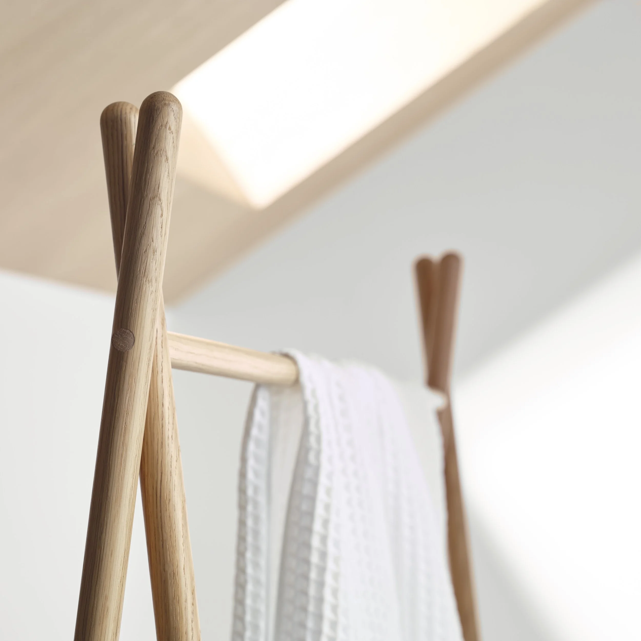 mya_1200_eiche-natur_detail_handtuchständer.JPG