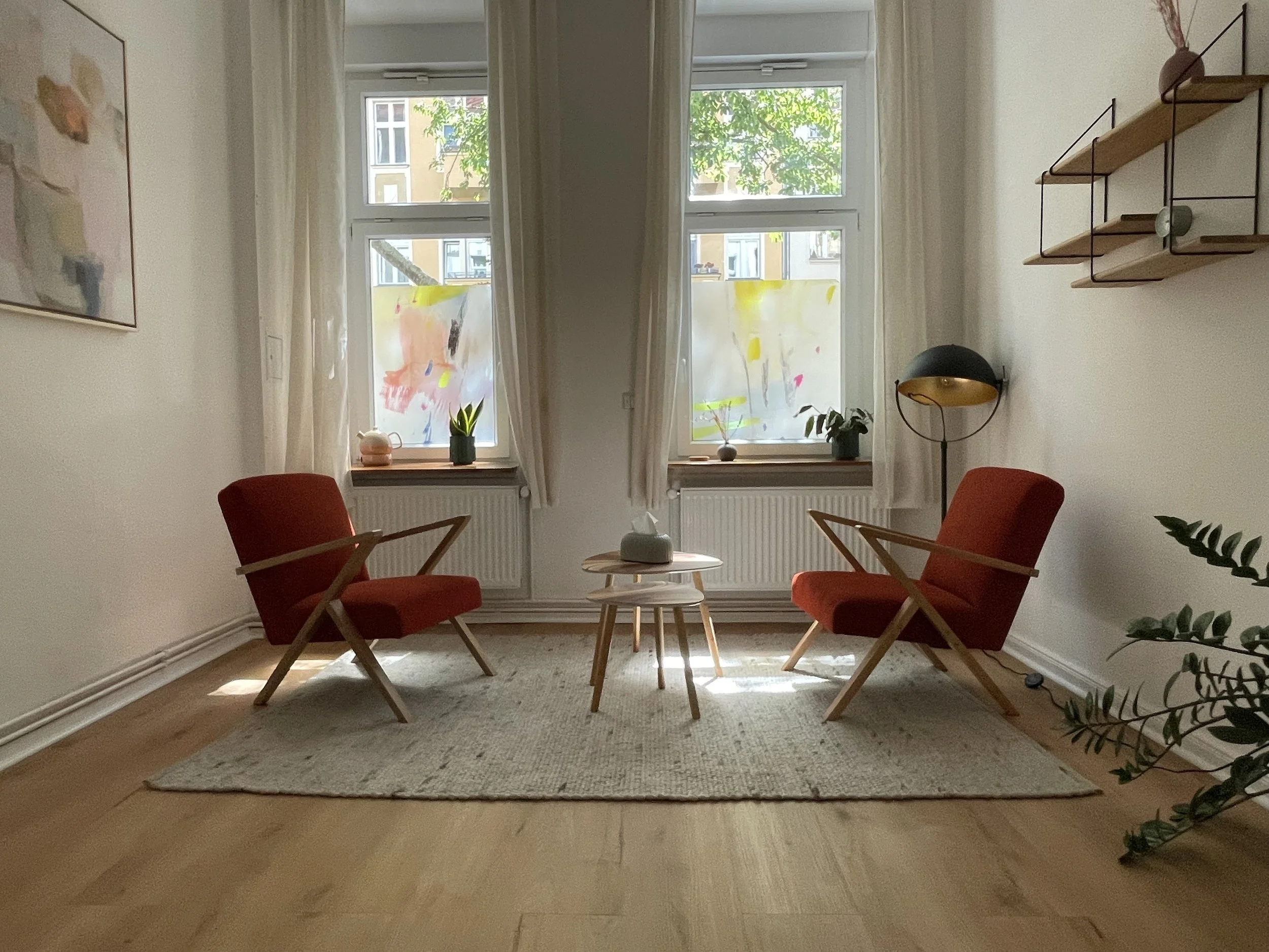 Therapieraum mit zwei orangenen Sesseln und Beistelltischchen