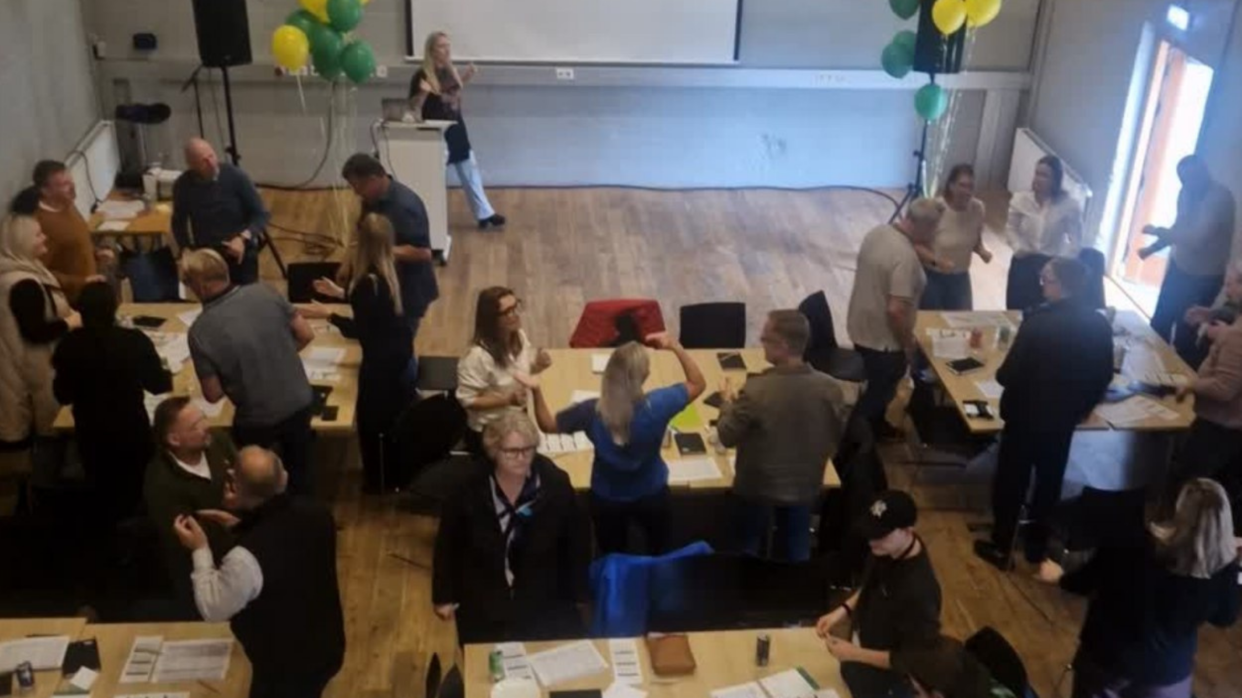 Fólk að hafa gaman á starfsegi.