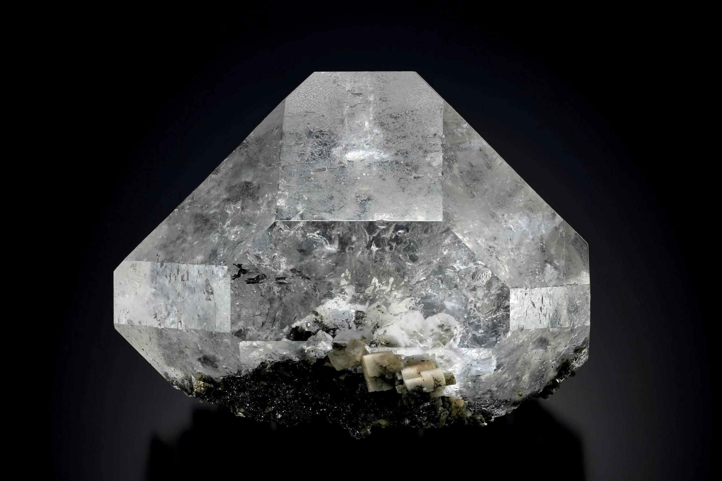Fluorite & Dolomite 8 cm 
Huanggang Mine, Inner Mongolia, China