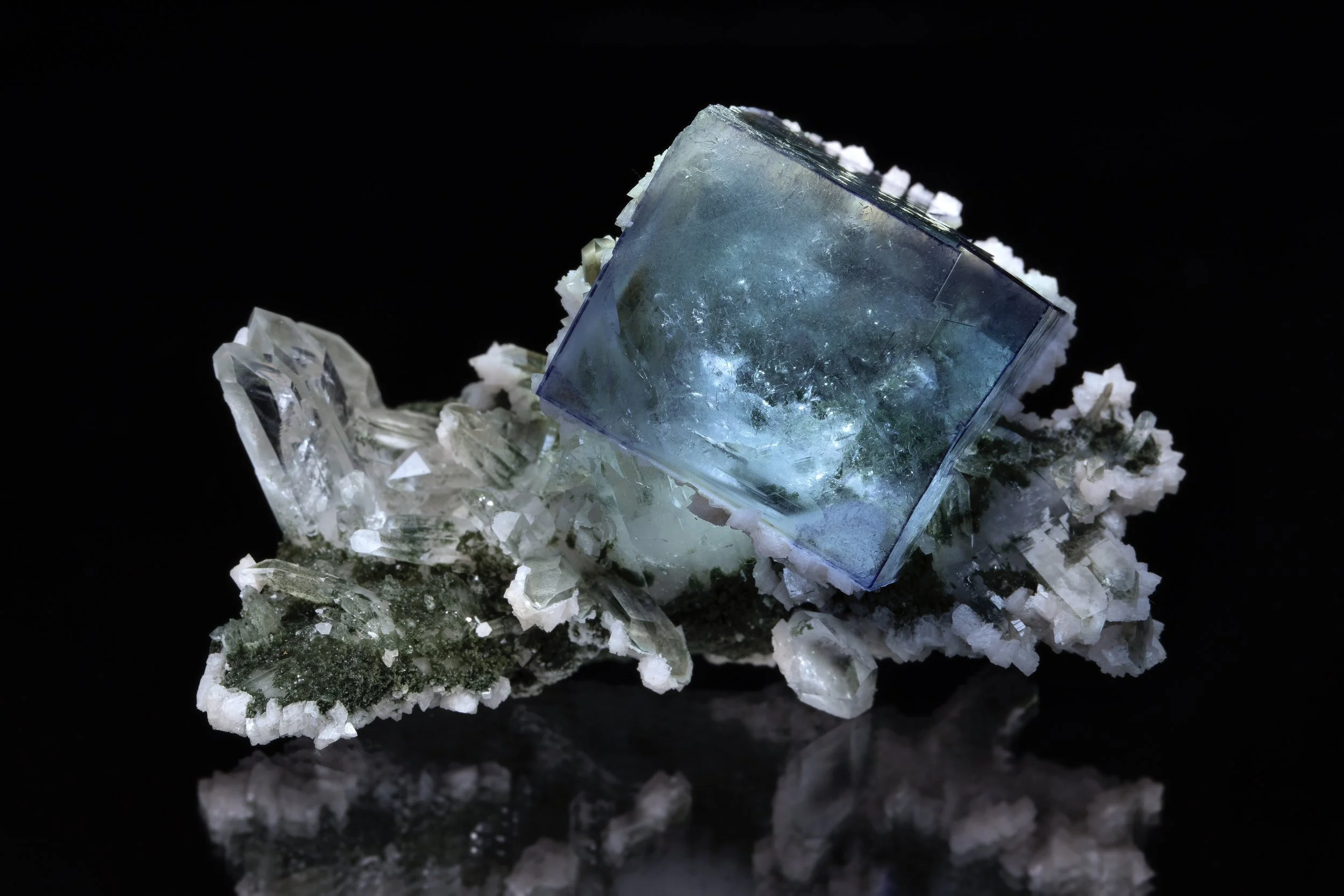 Fluorite 6 cm  
Yaogangxian Mine, Hunan, China 