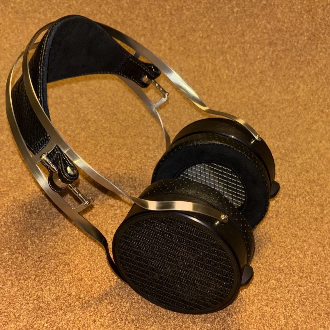 First photo of the RAAL 1995 Magna EVO 1 Multi Ribbon Headphone, now in a sleek new black colorway.