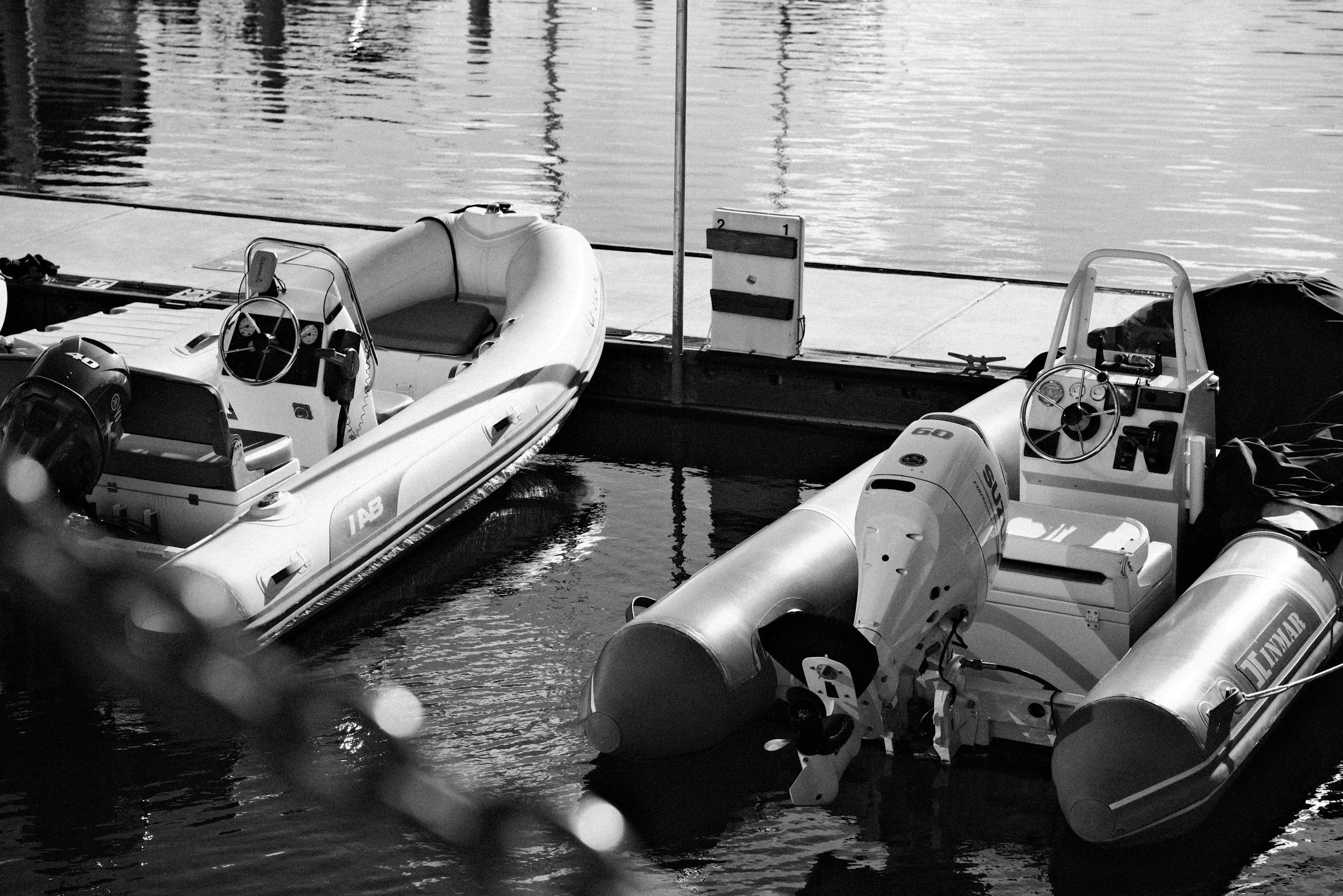 Motorbåt med utombordsmotor under färd på öppet vatten. Bild som representerar service, underhåll och reparation av båtmotorer.