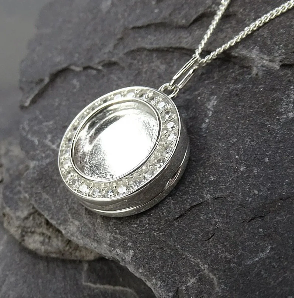 Elegant Memorial Pendant with Crystal Embellishments
