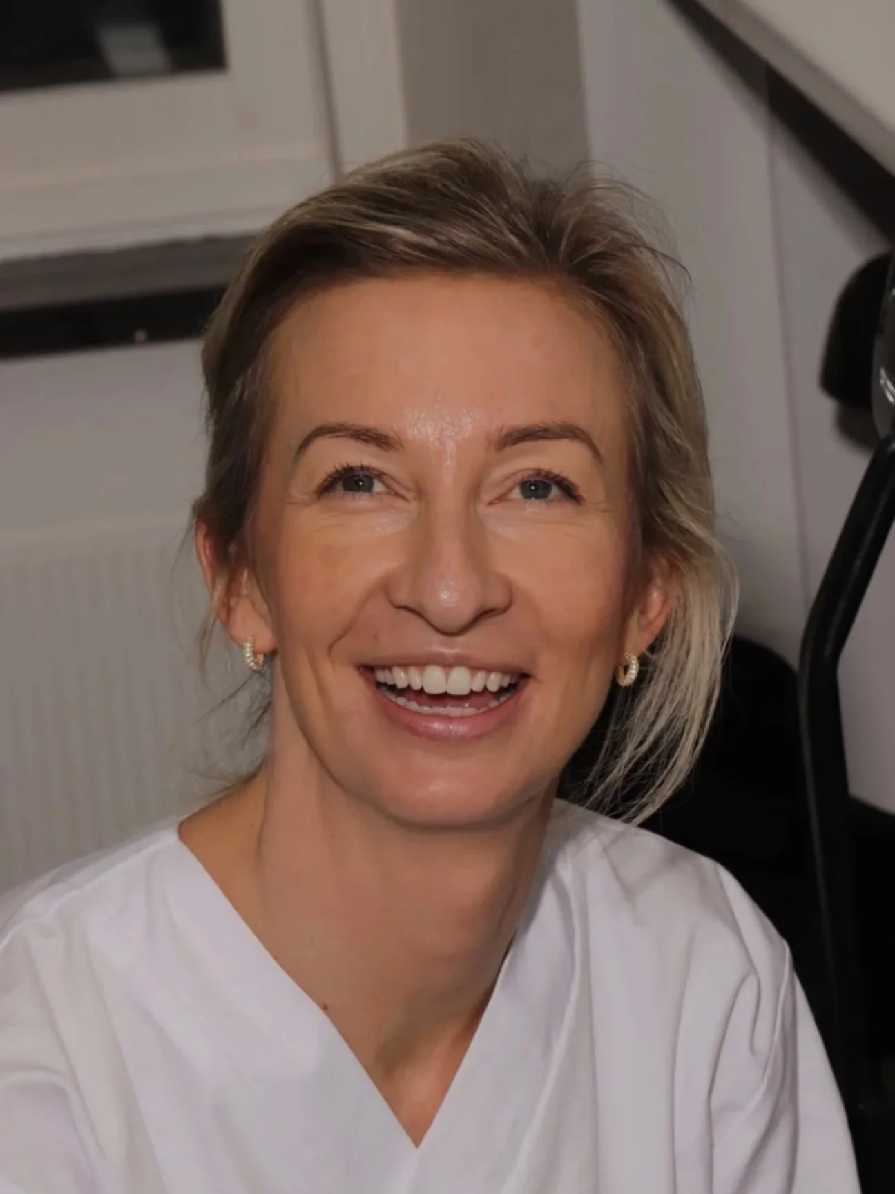 Tonje Moen Eckhoff starter hos S&oslash;rlandet Tannklinikk i Kristiansand. 
D&oslash;rene &aring;pner i september. 
Tonje er tannlege og spesialist i periodonti 🦷
En periodontist har spesialkompetanse innen diagnostikk og behandling av sykdommer i 