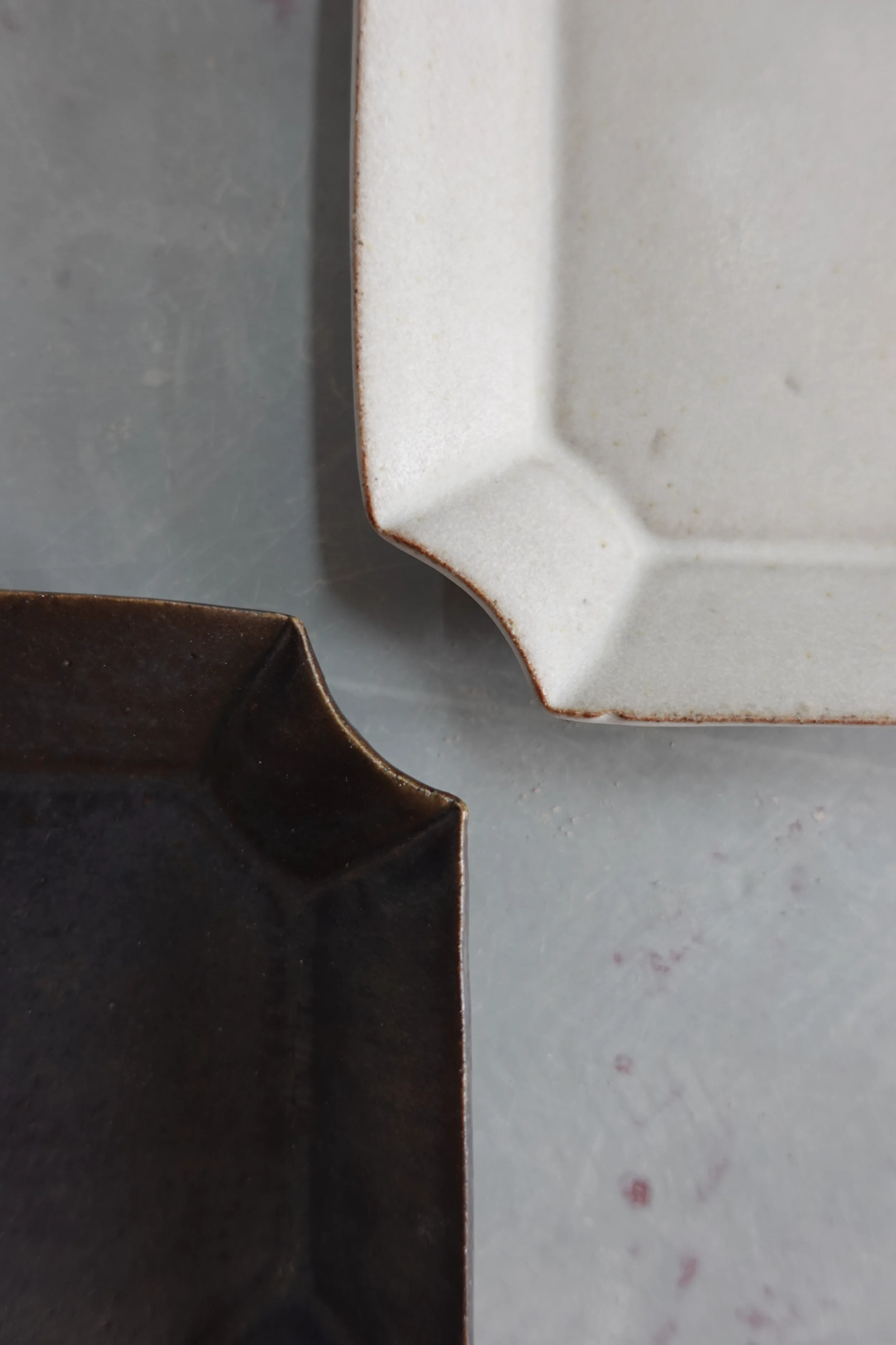 Raw On Palms Ceramics – Kage Ori Platter Emerald Matte White and Charcoal Black Stoneware Detail.webp