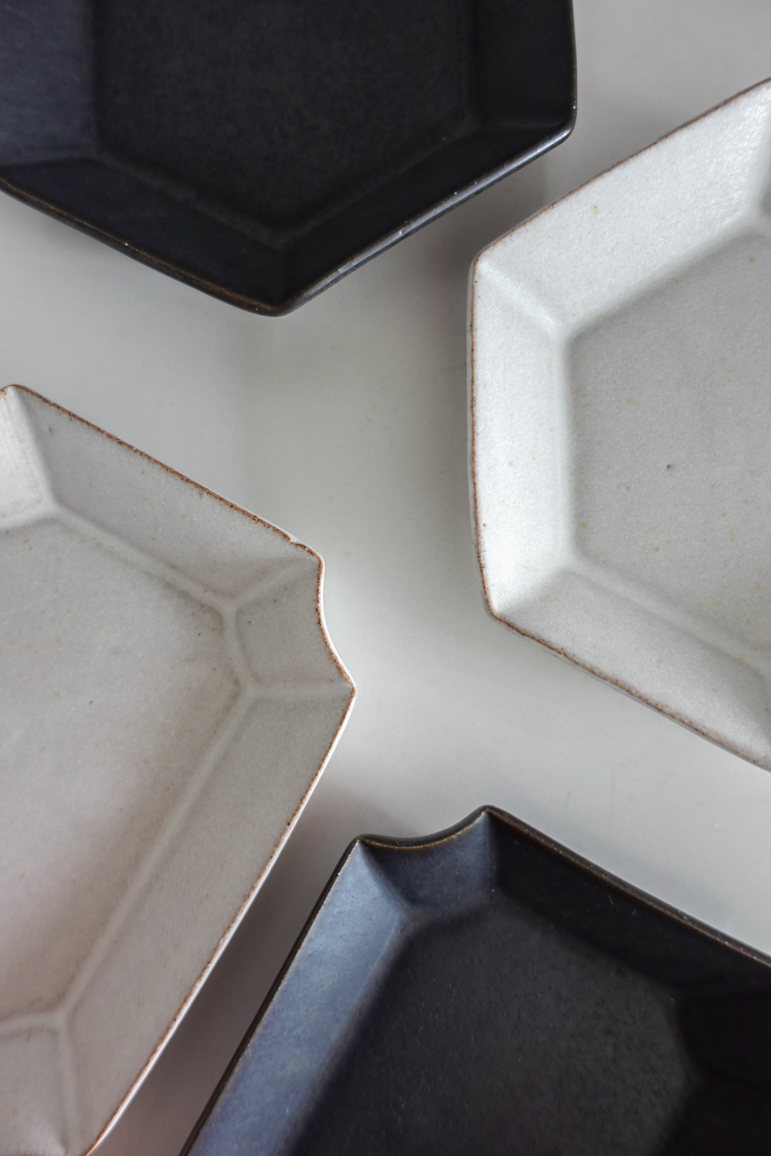 Raw On Palms Ceramics – Kage Ori Platter Emerald Matte White and Charcoal Black Stoneware_02.png