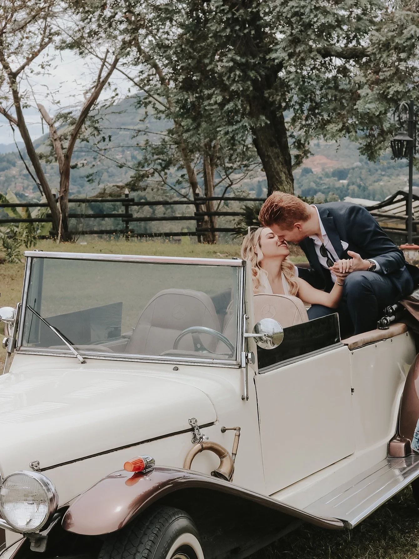 Imagina tu sesi&oacute;n pre boda aqu&iacute;: un carro antiguo, nuestra hacienda y todo el encanto para que tus fotos sean inolvidables. 📸✨
