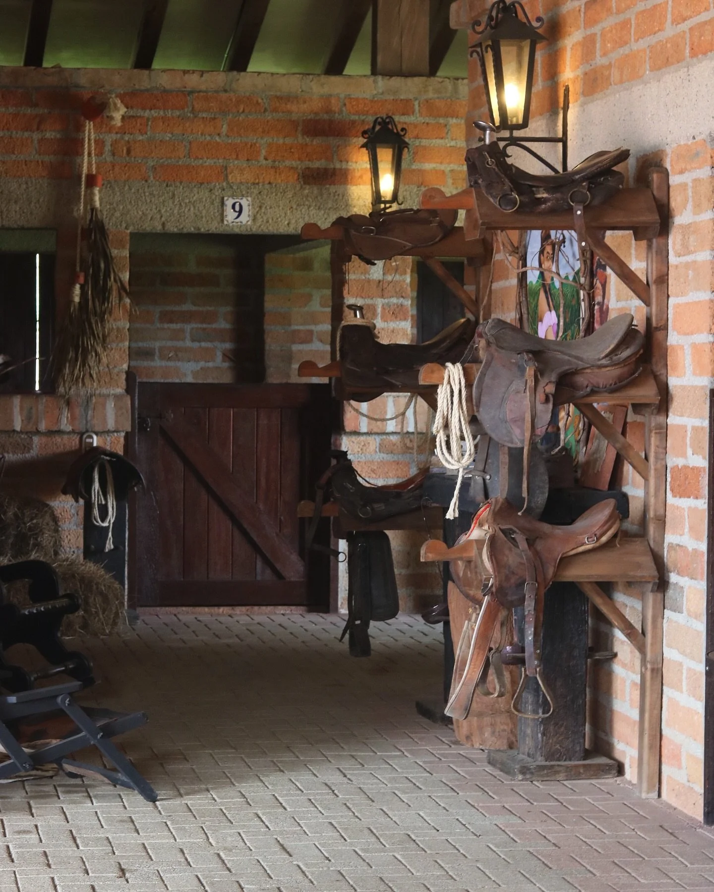 Nuestro rinc&oacute;n ecuestre es un homenaje a la vida en el campo.
Cada silla guarda historias de caminos recorridos y paisajes compartidos.
Aqu&iacute;, el tiempo se detiene para honrar lo simple, lo r&uacute;stico, lo real. 🍃