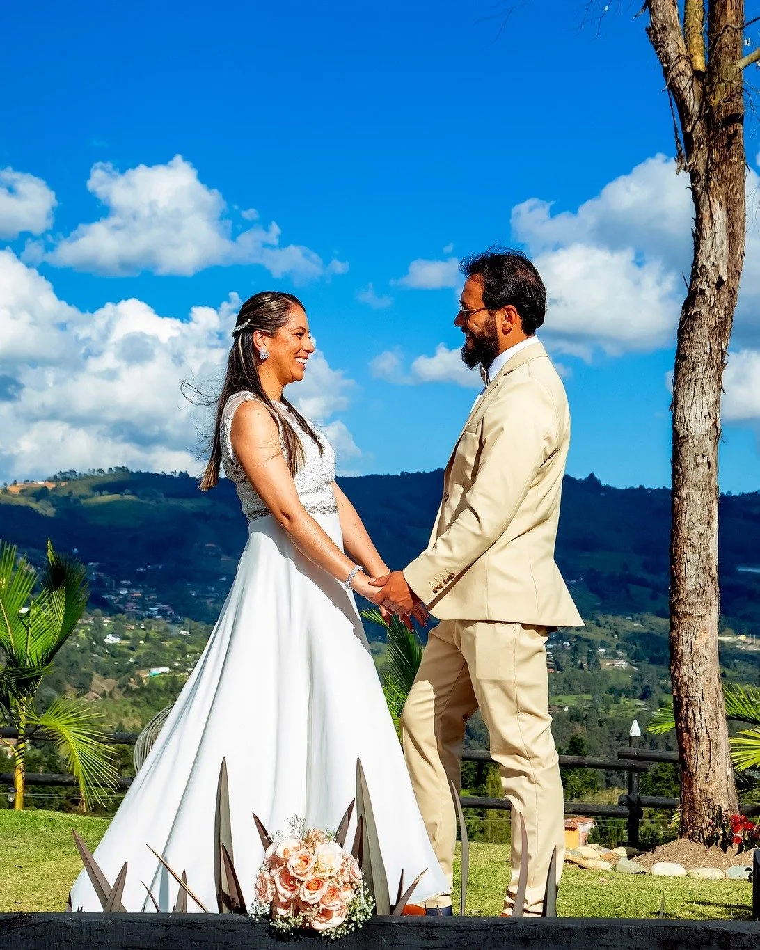 POV: Your wedding photos look like they belong in a dream. ✨
Mountain views, golden light, and a love story worth remembering.

#HaciendaPiedrasBlancas #ColombiaWedding #DestinationWedding #WeddingInspiration #LuxuryWeddingVenue #MountainWedding #Wed