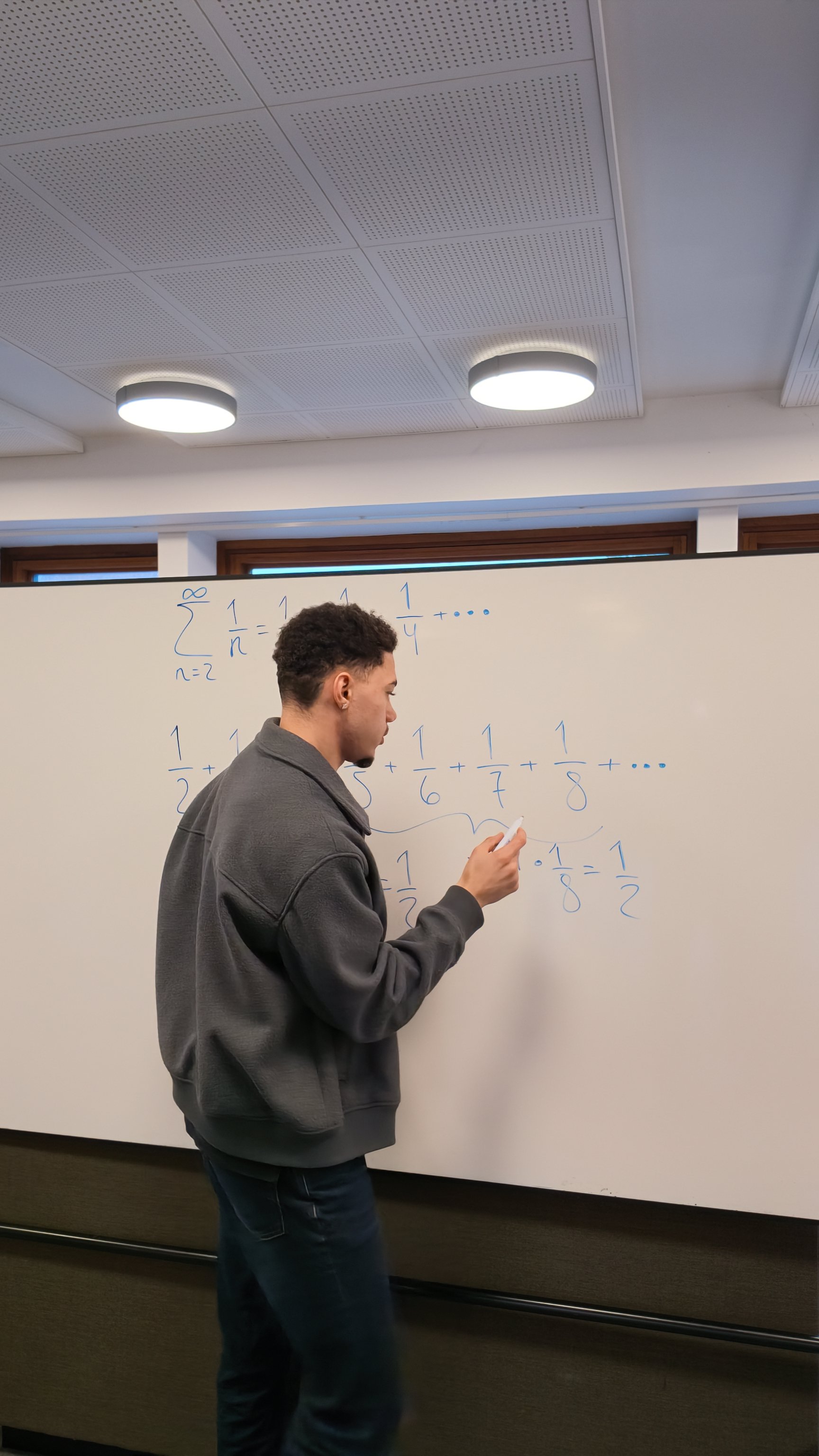 Lærer i Lectum underviser matematikk