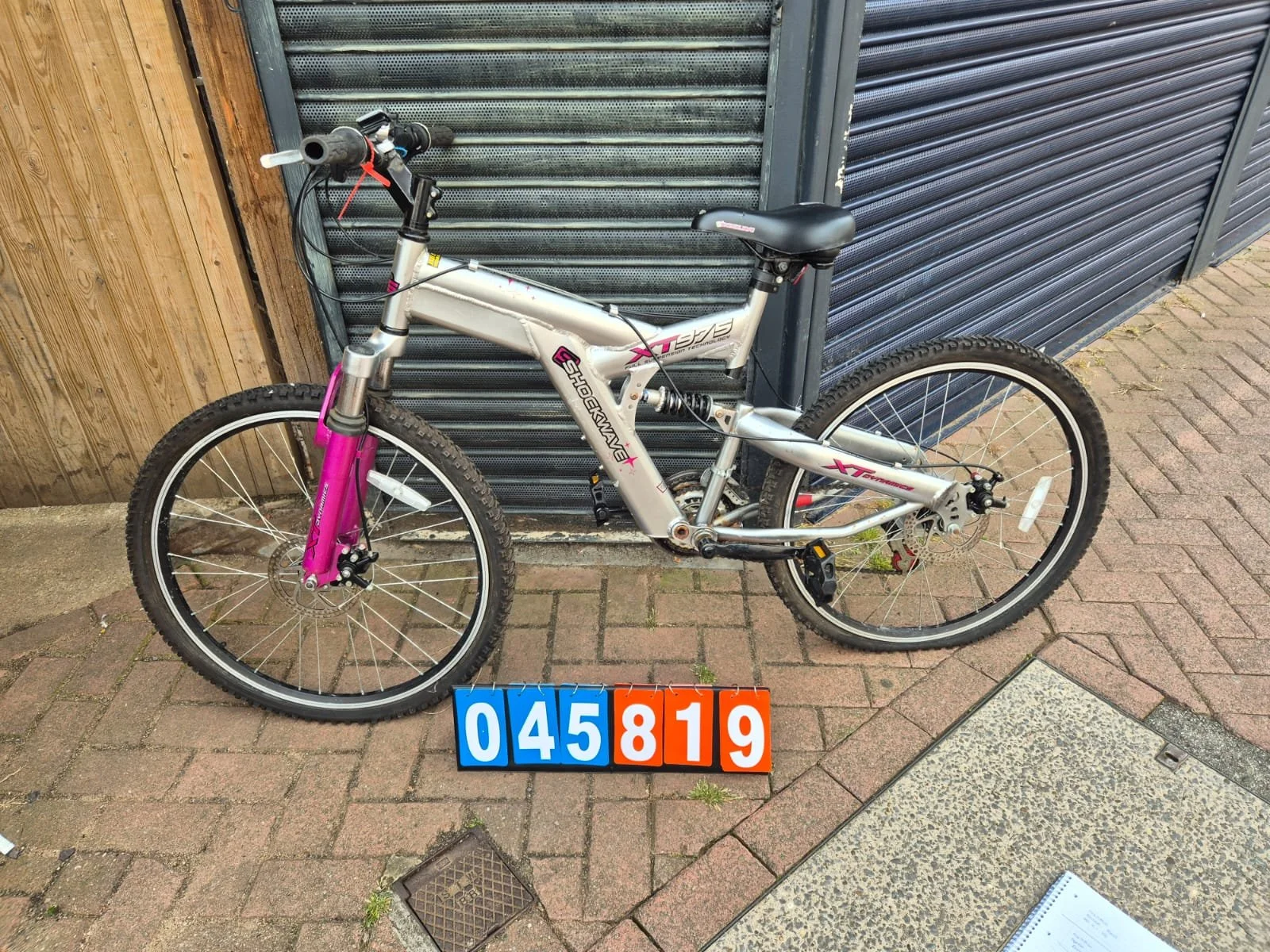 Shockwave XT975 - Silver, 18" Frame